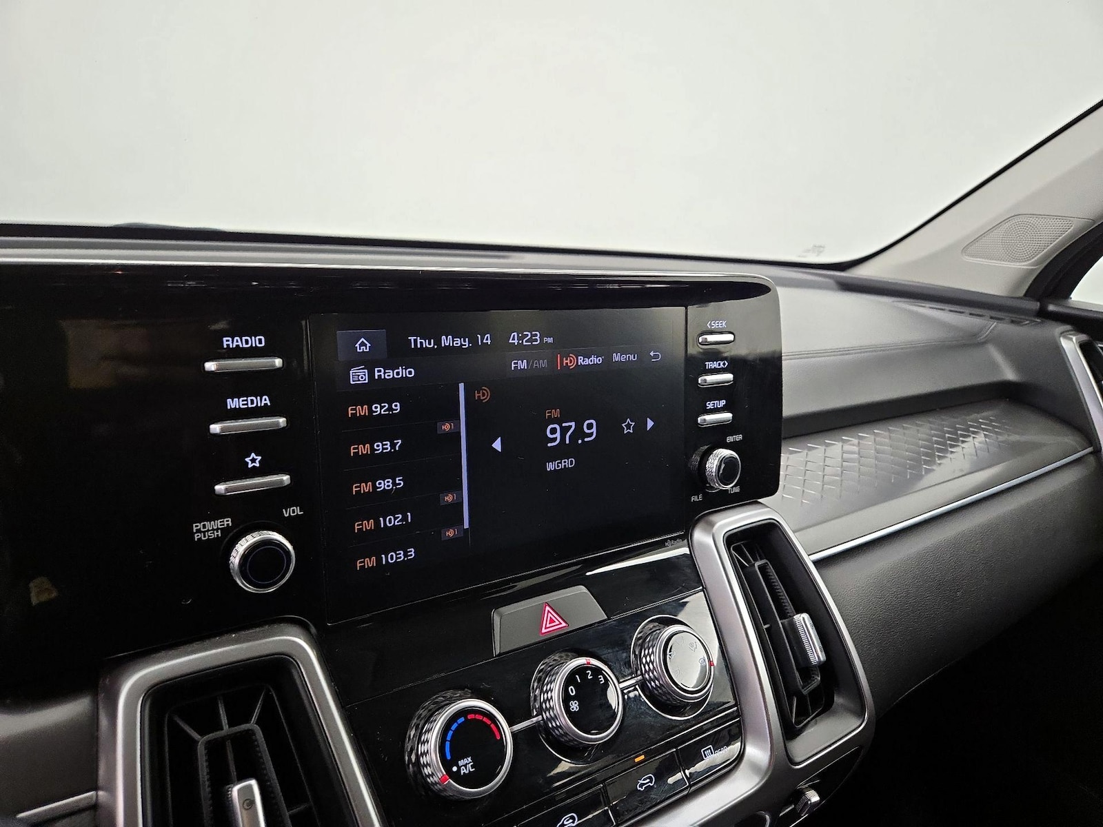 2023 Kia Sorento LX - Photo 16