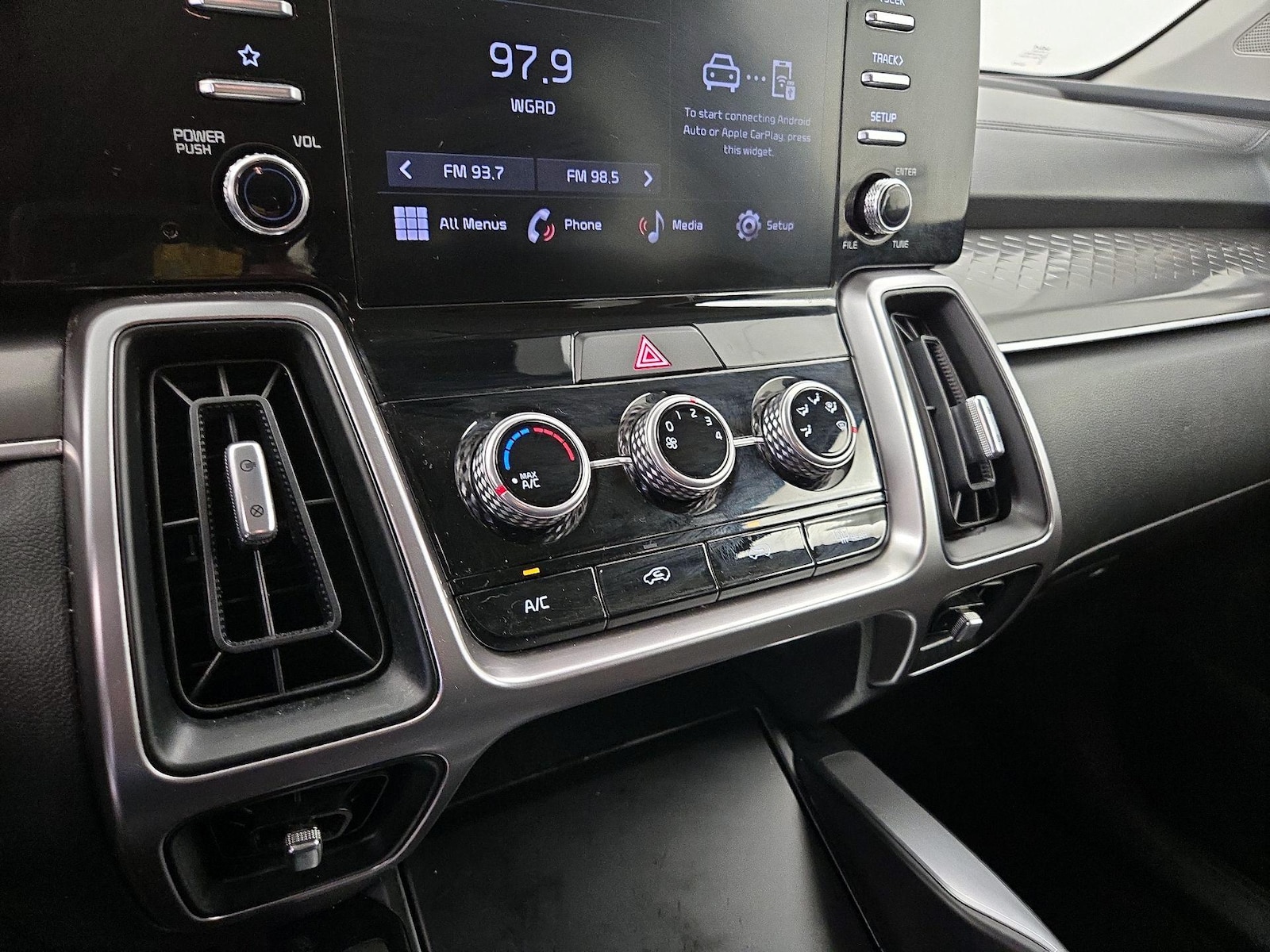 2023 Kia Sorento LX - Photo 17