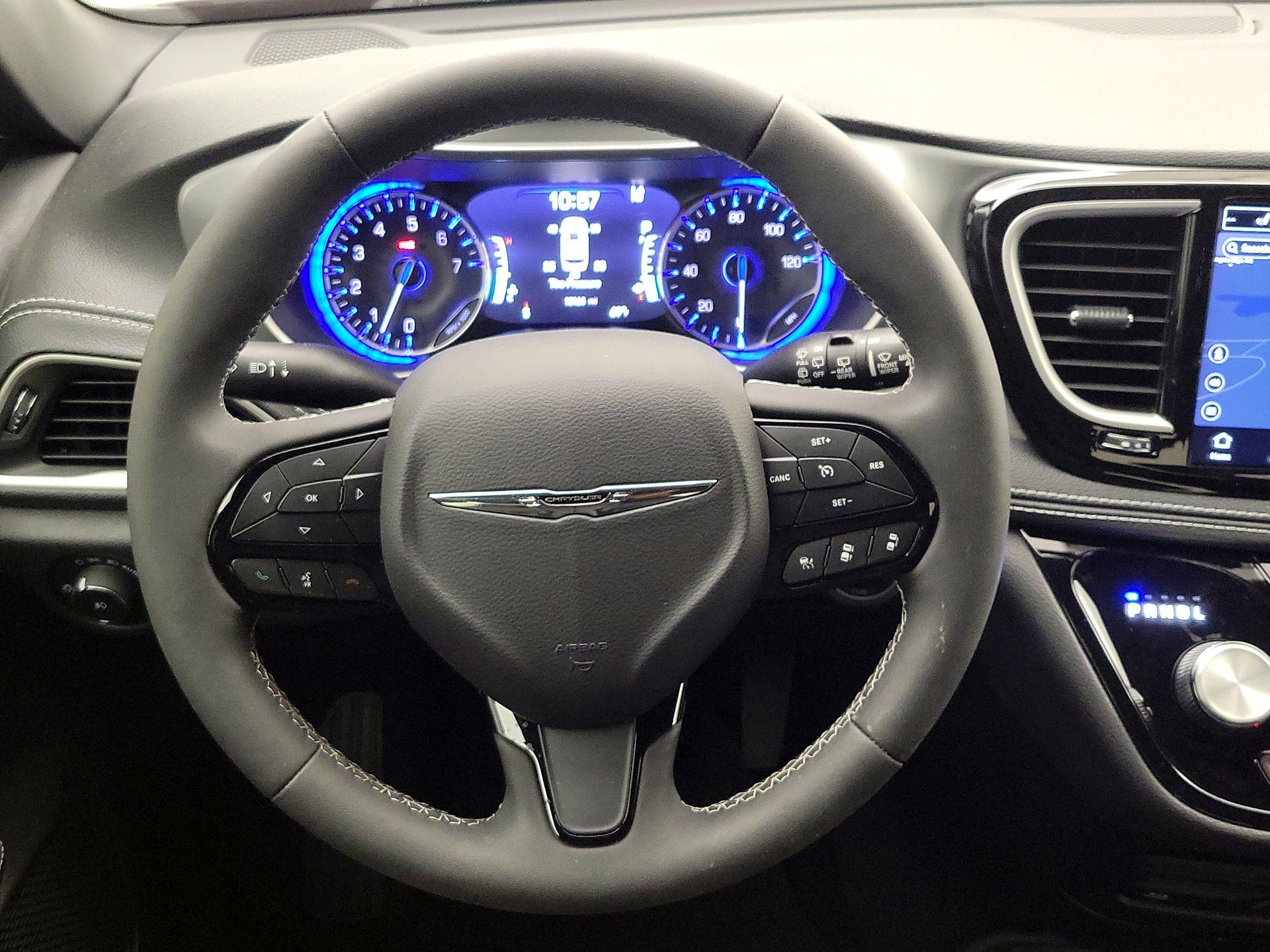 Thumbnail: 2023 Chrysler Pacifica - 10