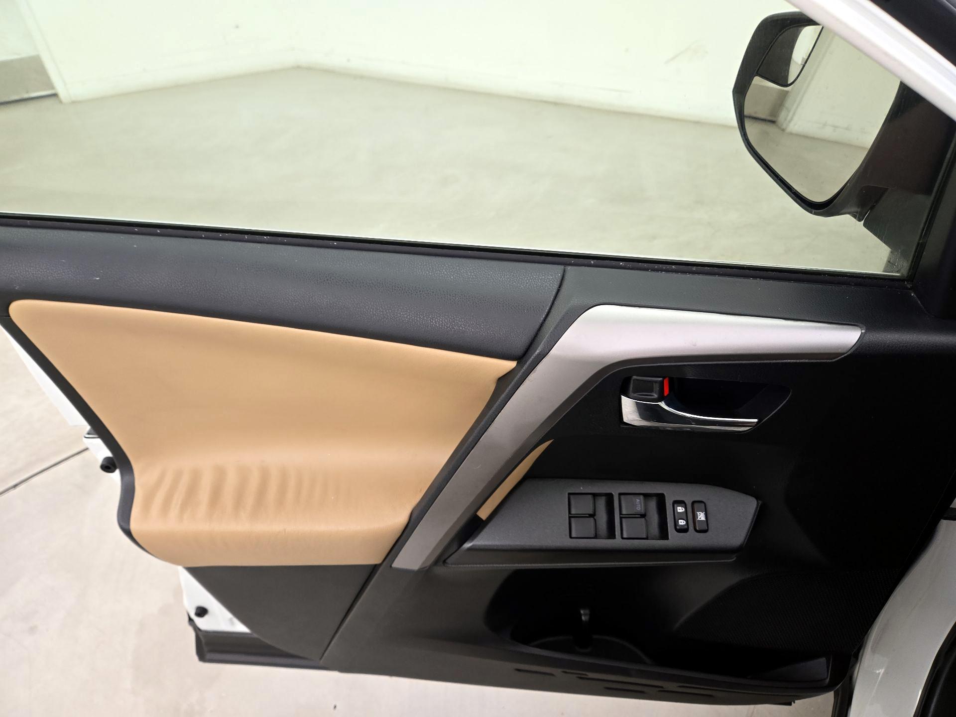 Thumbnail: 2016 Toyota RAV4 - 12