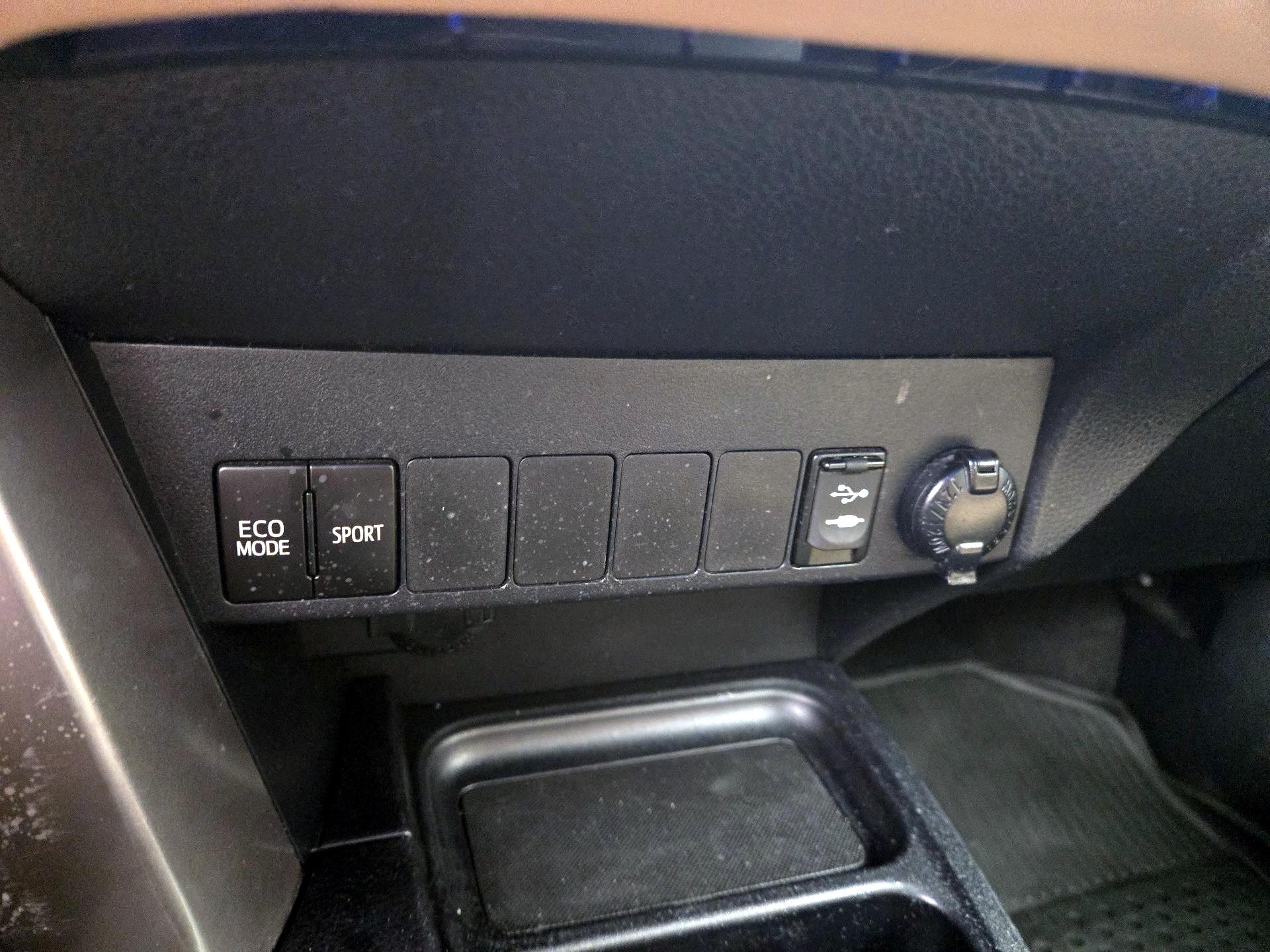 Thumbnail: 2016 Toyota RAV4 - 18