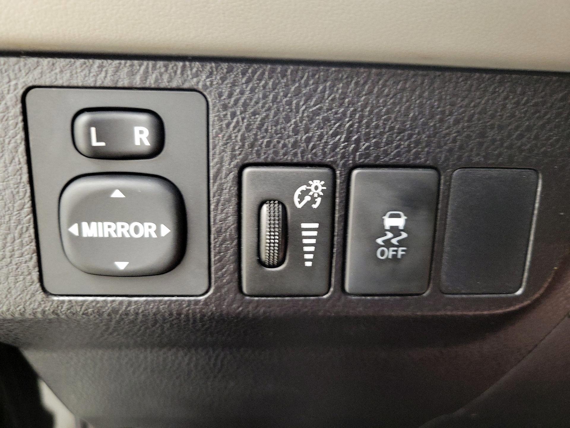 Thumbnail: 2015 Toyota RAV4 - 13