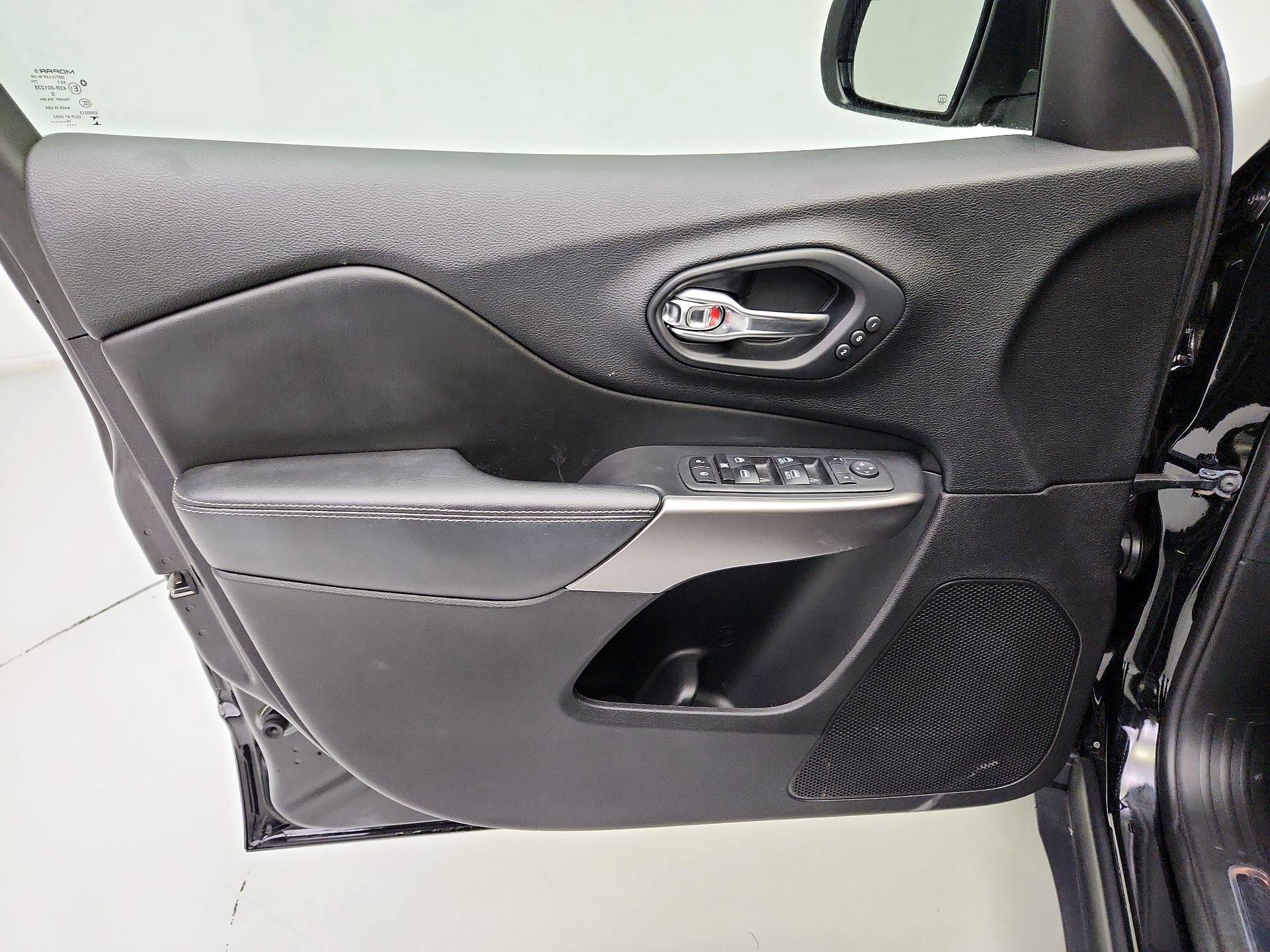 Thumbnail: 2020 Jeep Cherokee - 12