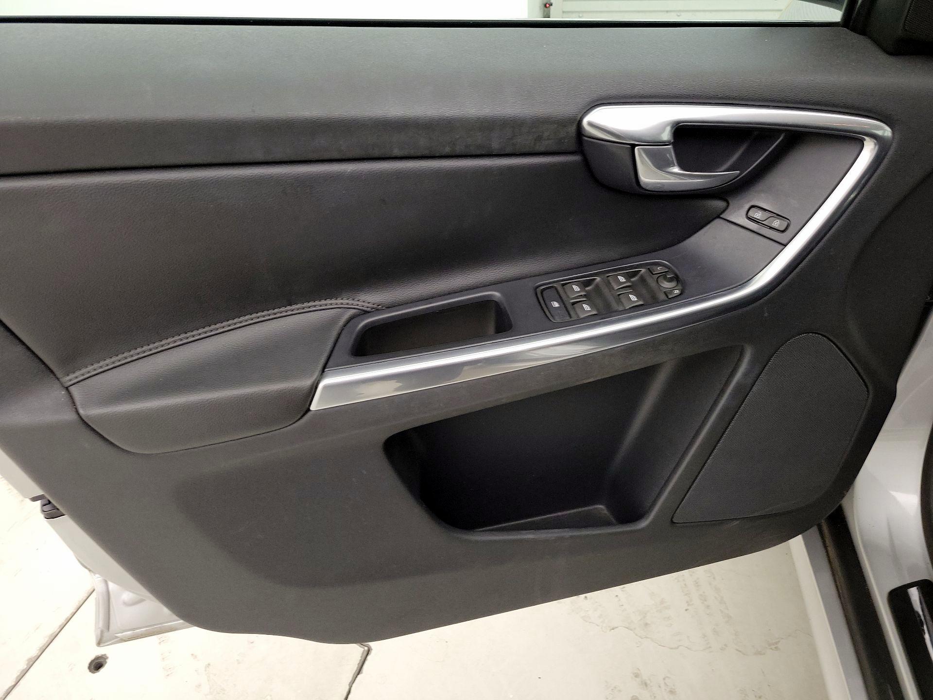 Thumbnail: 2015 Volvo XC60 - 12