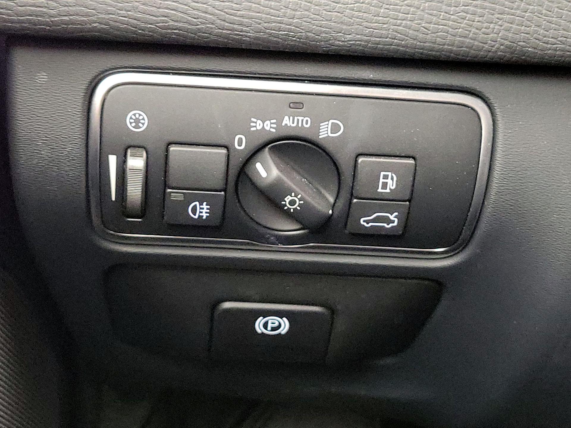 Thumbnail: 2015 Volvo XC60 - 13