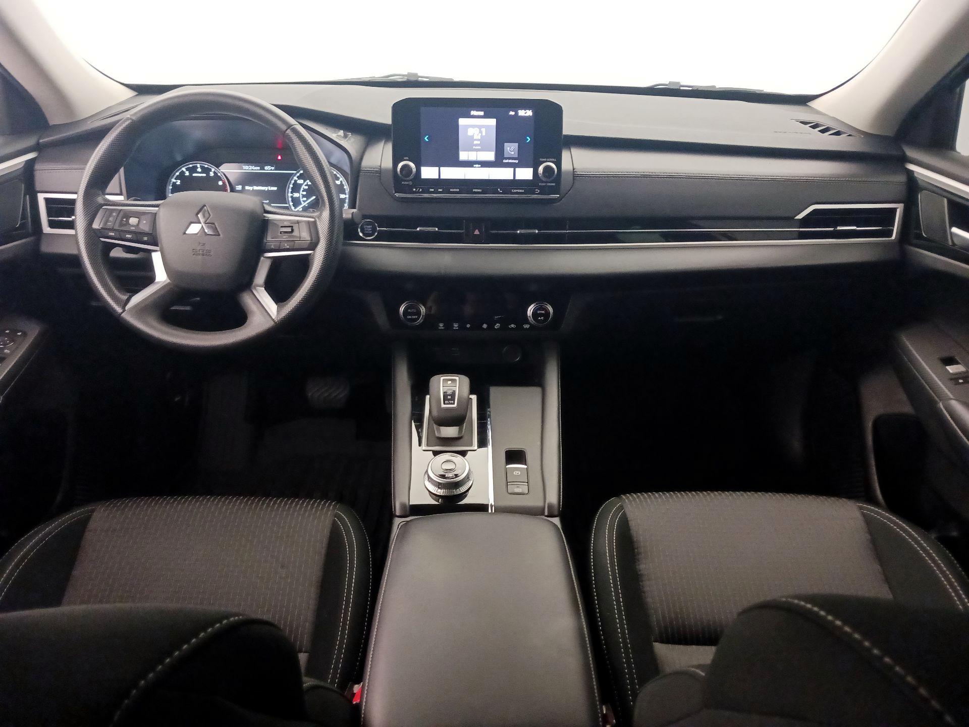 Thumbnail: 2023 Mitsubishi Outlander - 9