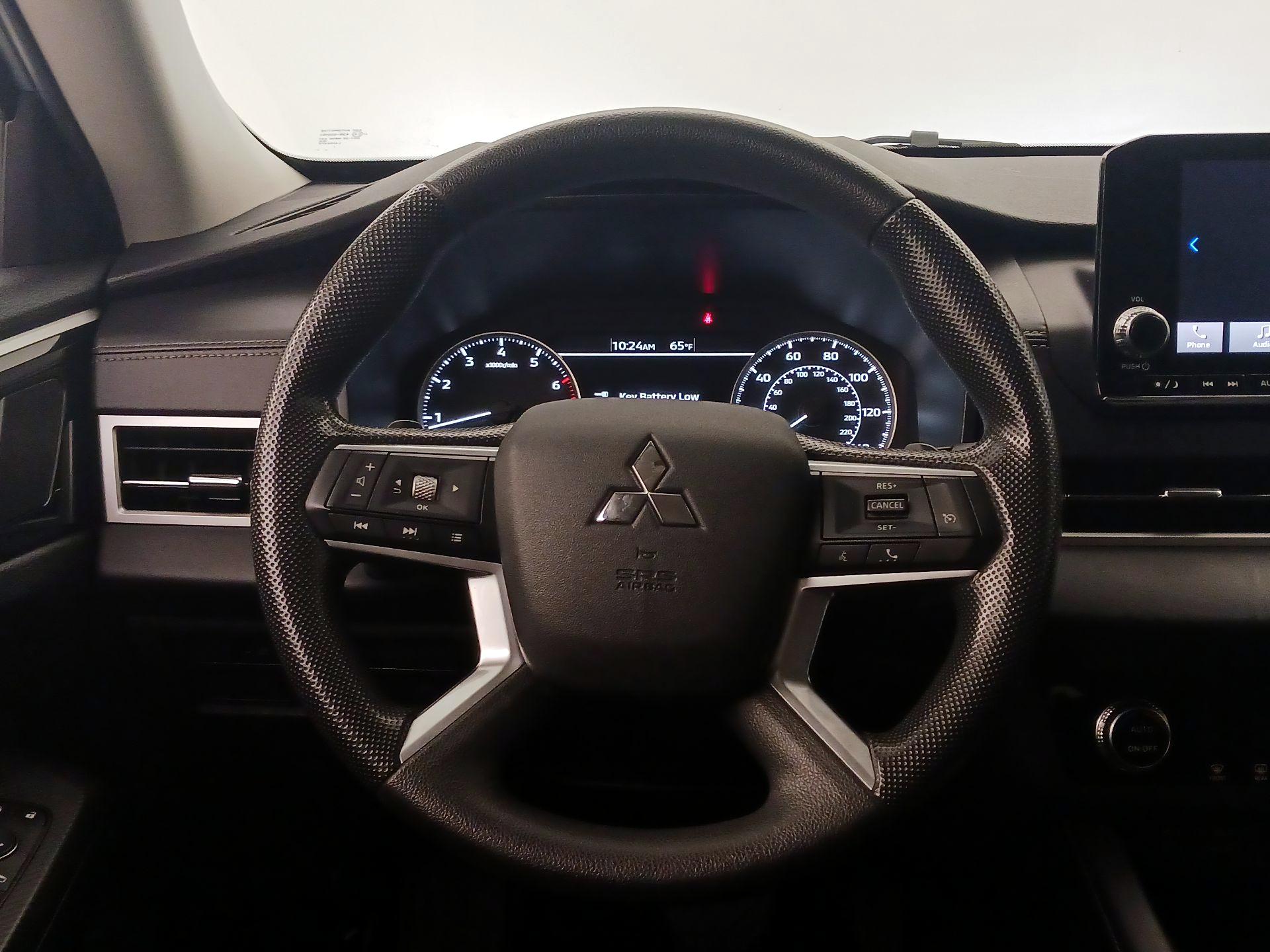 Thumbnail: 2023 Mitsubishi Outlander - 10