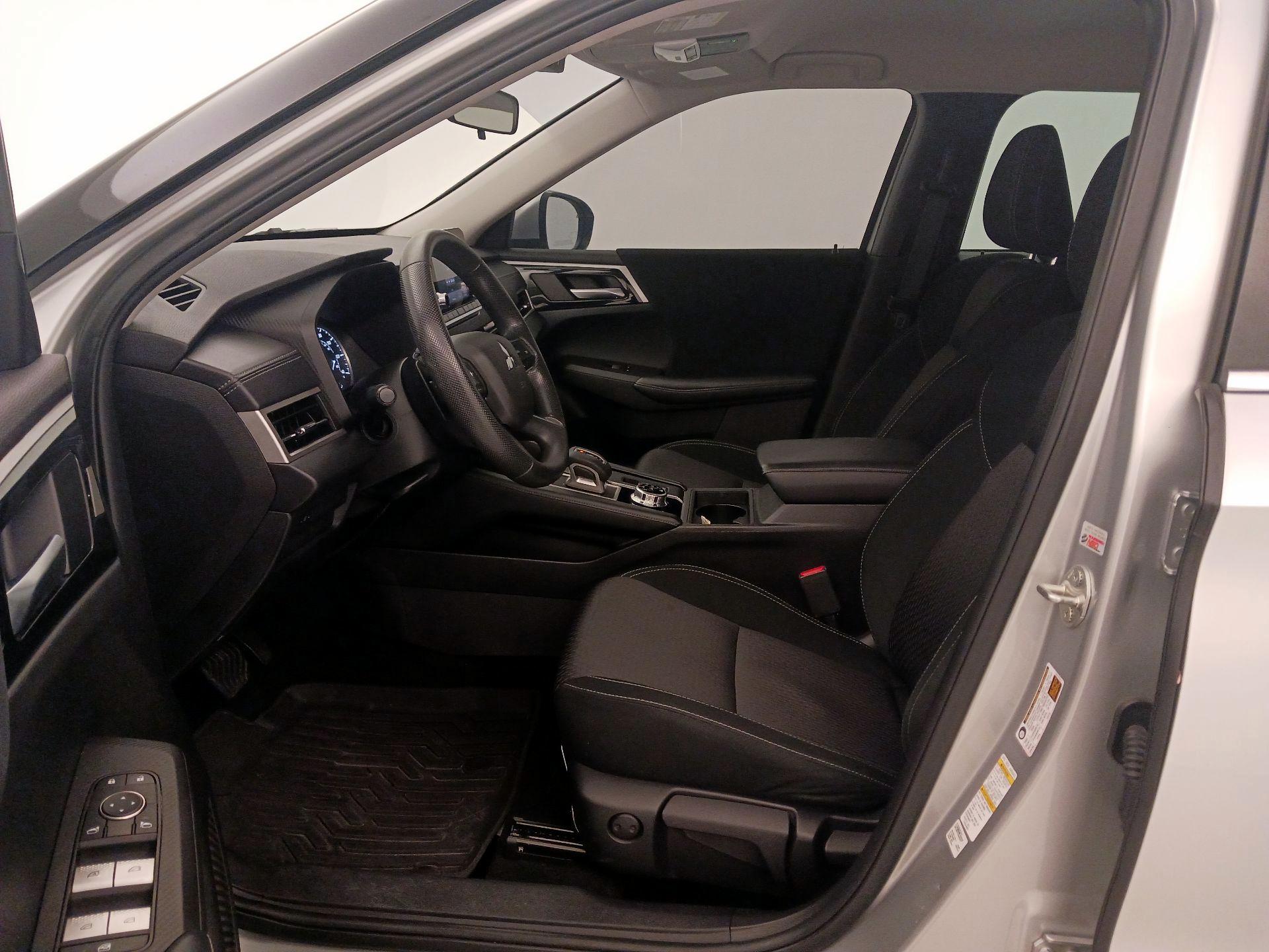 Thumbnail: 2023 Mitsubishi Outlander - 11