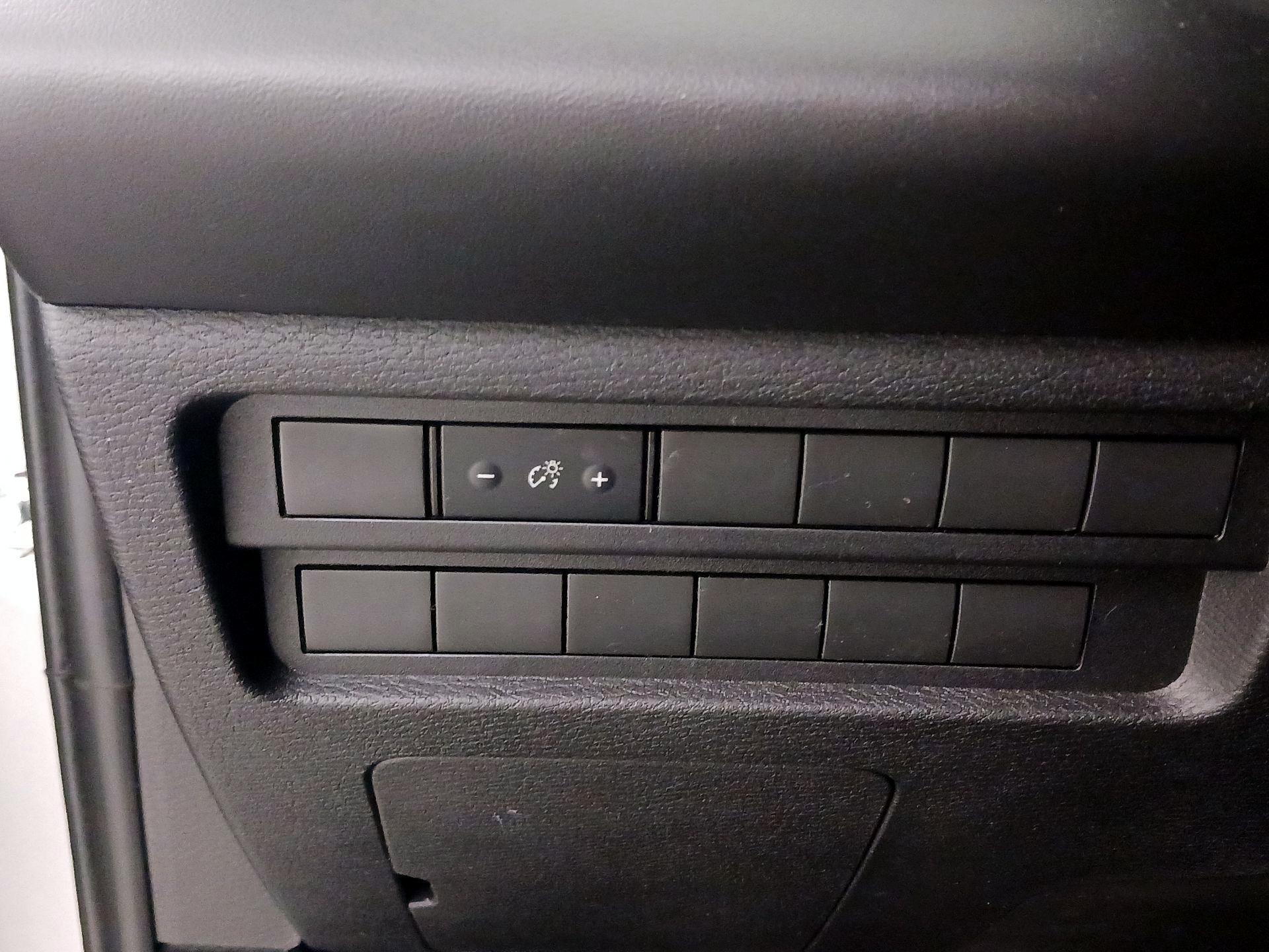 Thumbnail: 2023 Mitsubishi Outlander - 13