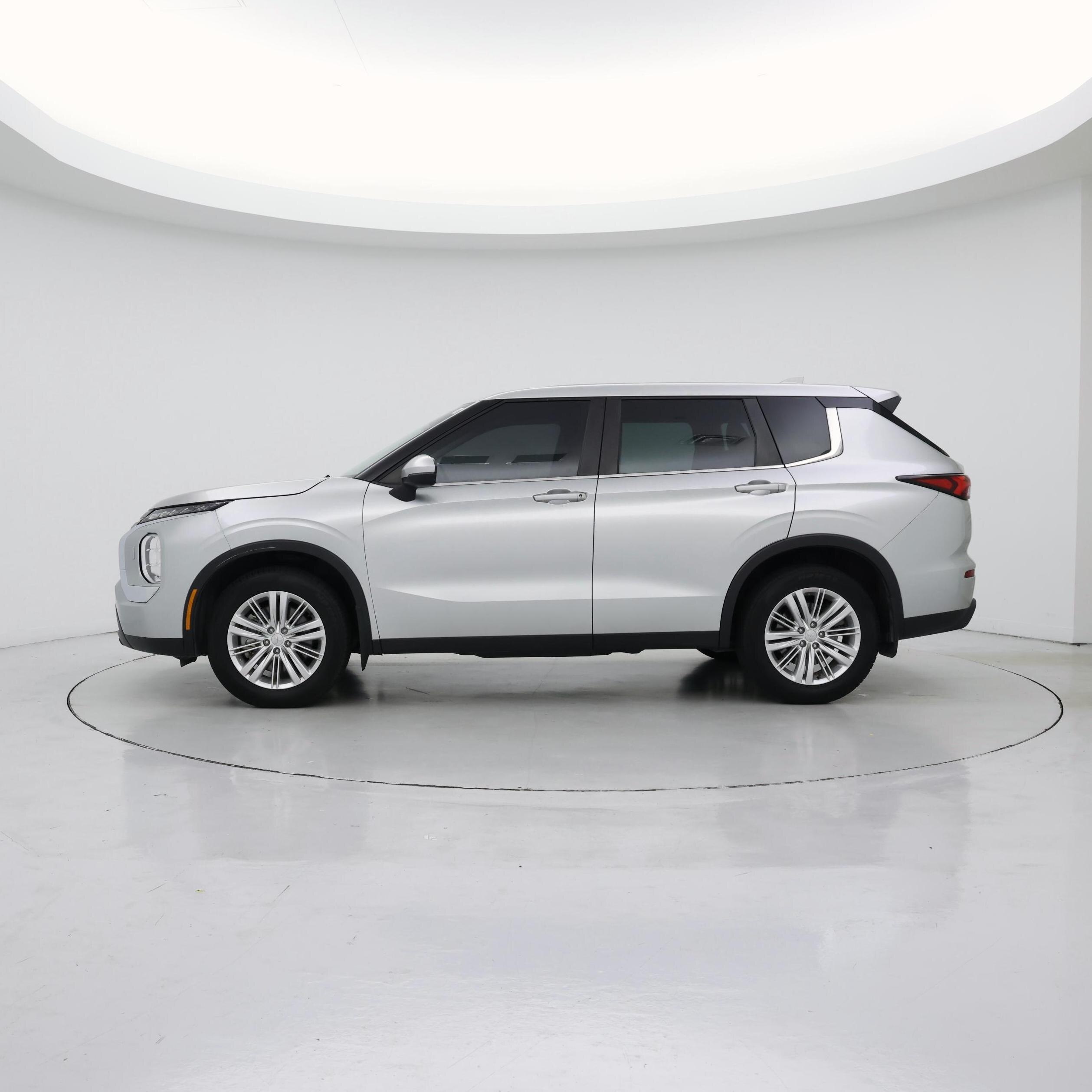 Thumbnail: 2023 Mitsubishi Outlander - 3