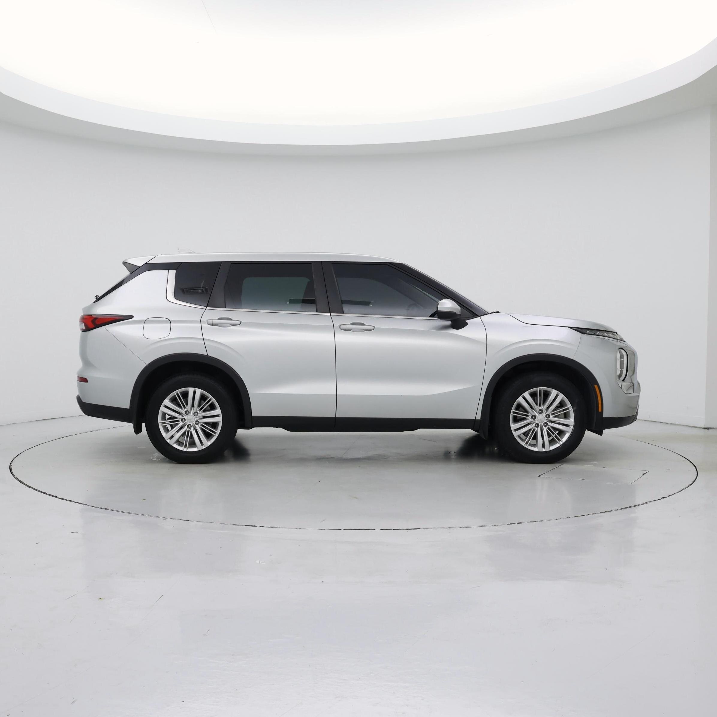 Thumbnail: 2023 Mitsubishi Outlander - 7