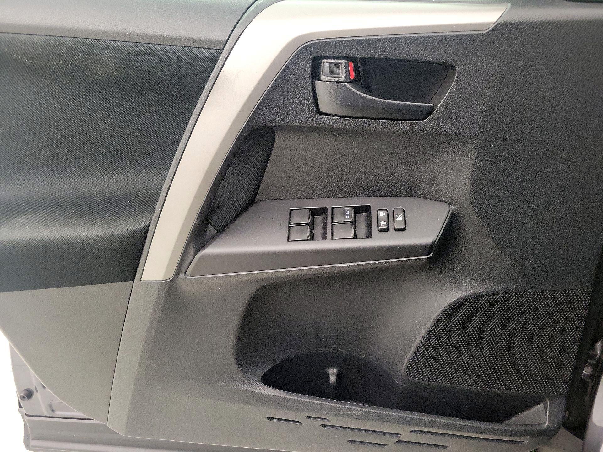 Thumbnail: 2018 Toyota RAV4 - 12