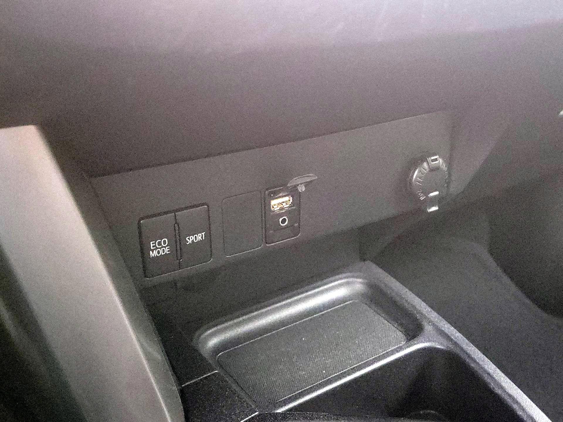 Thumbnail: 2018 Toyota RAV4 - 18