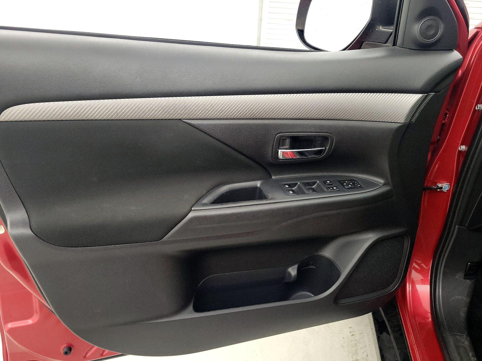 Thumbnail: 2018 Mitsubishi Outlander - 12