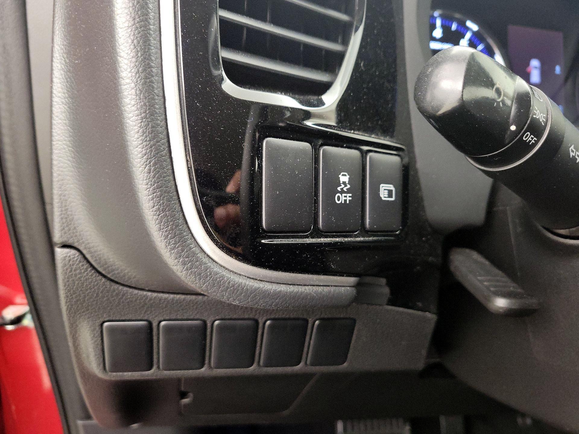 Thumbnail: 2018 Mitsubishi Outlander - 13