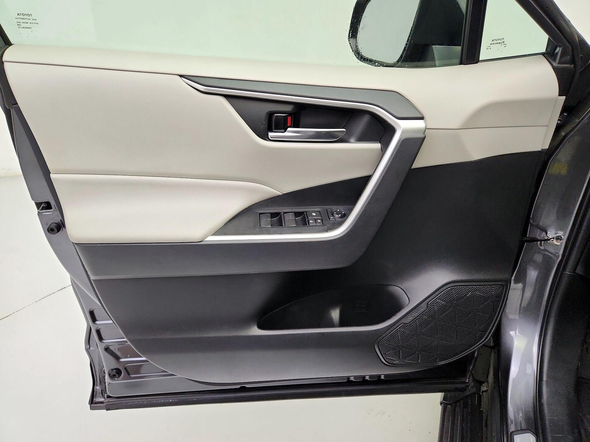 Thumbnail: 2021 Toyota RAV4 - 12