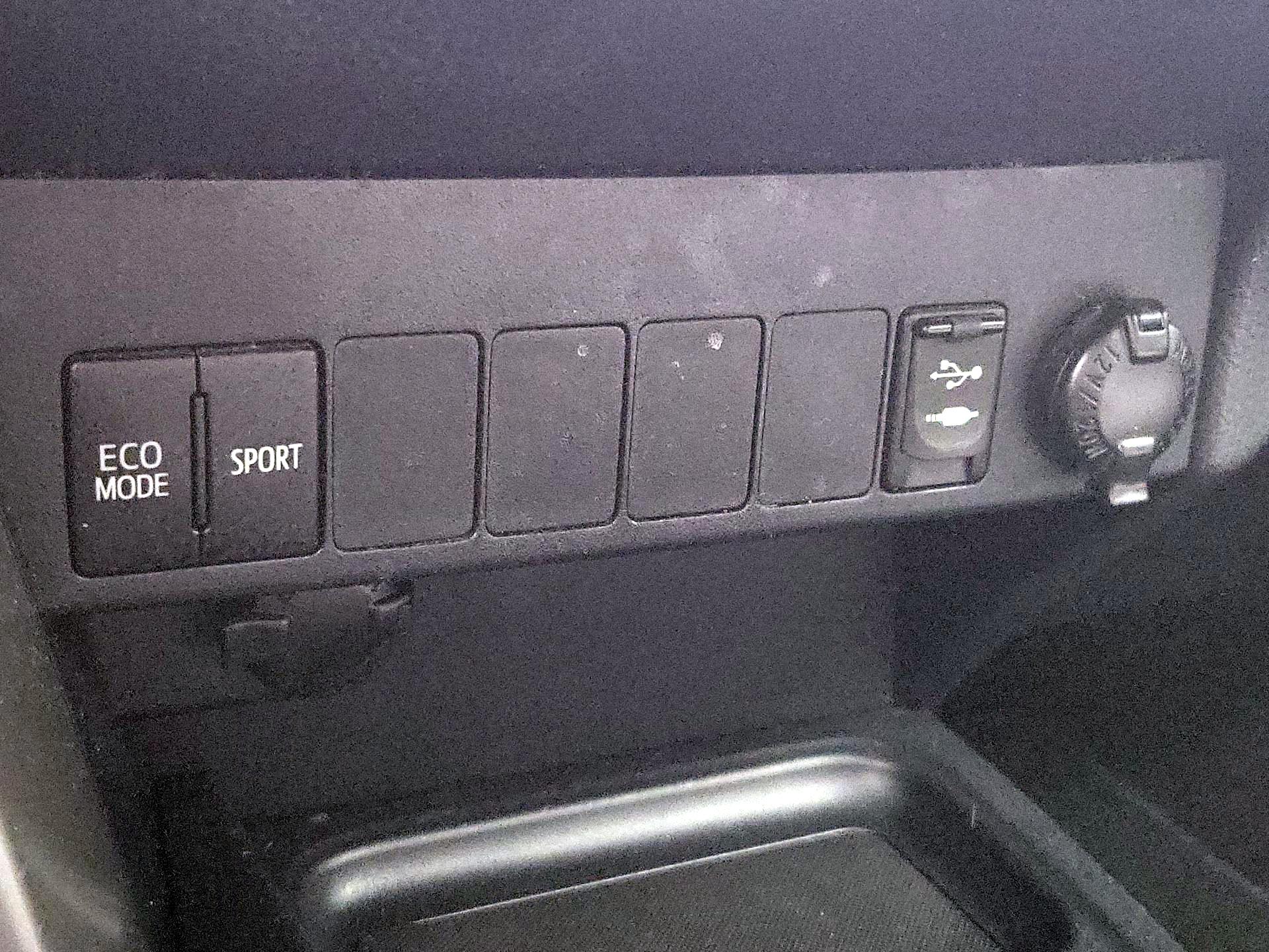 Thumbnail: 2017 Toyota RAV4 - 18