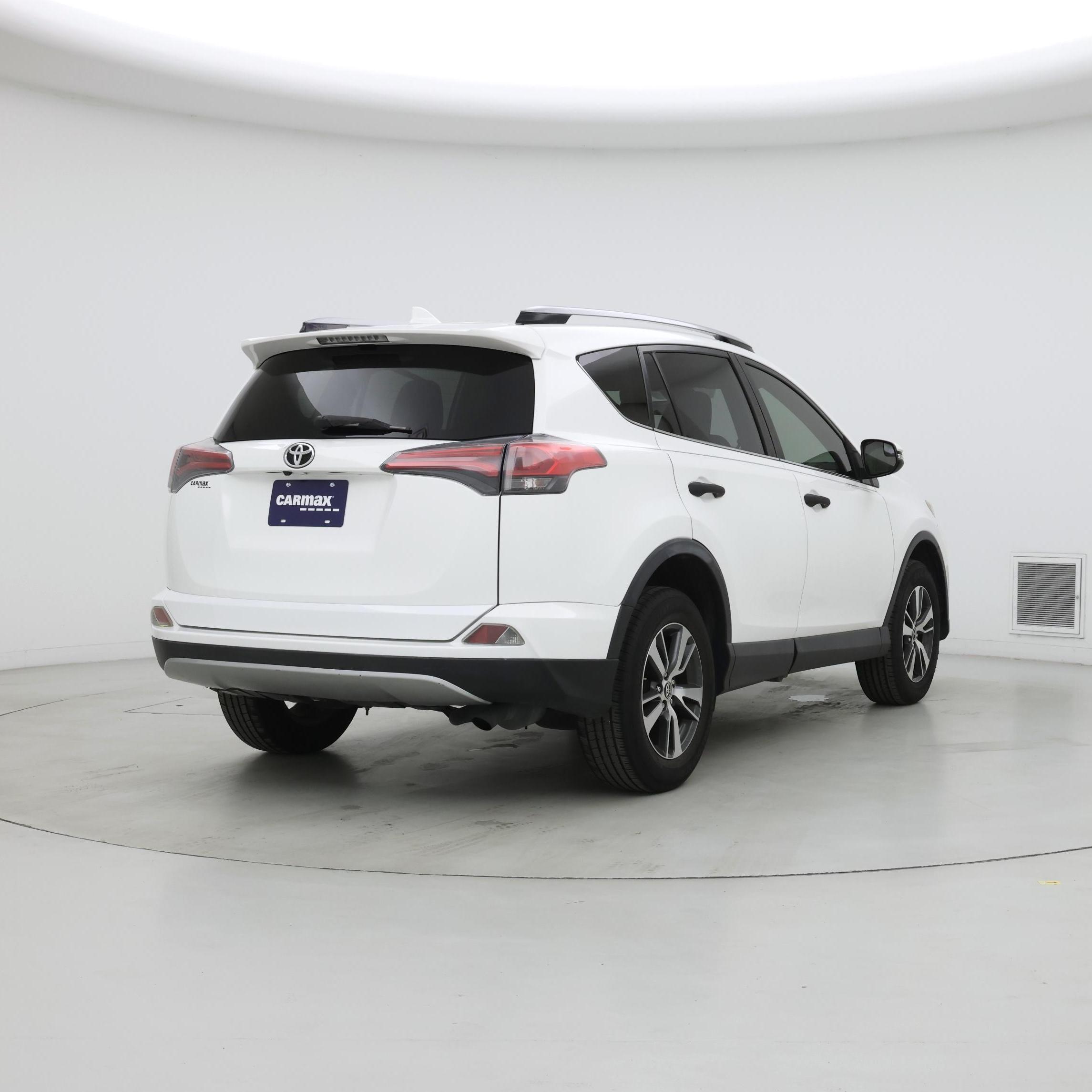 Thumbnail: 2017 Toyota RAV4 - 8