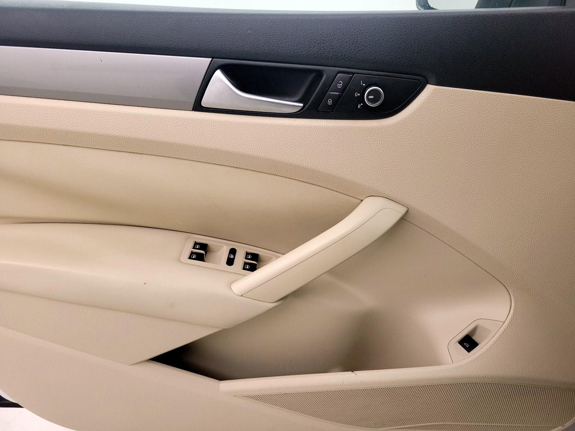 Thumbnail: 2015 Volkswagen Passat - 12