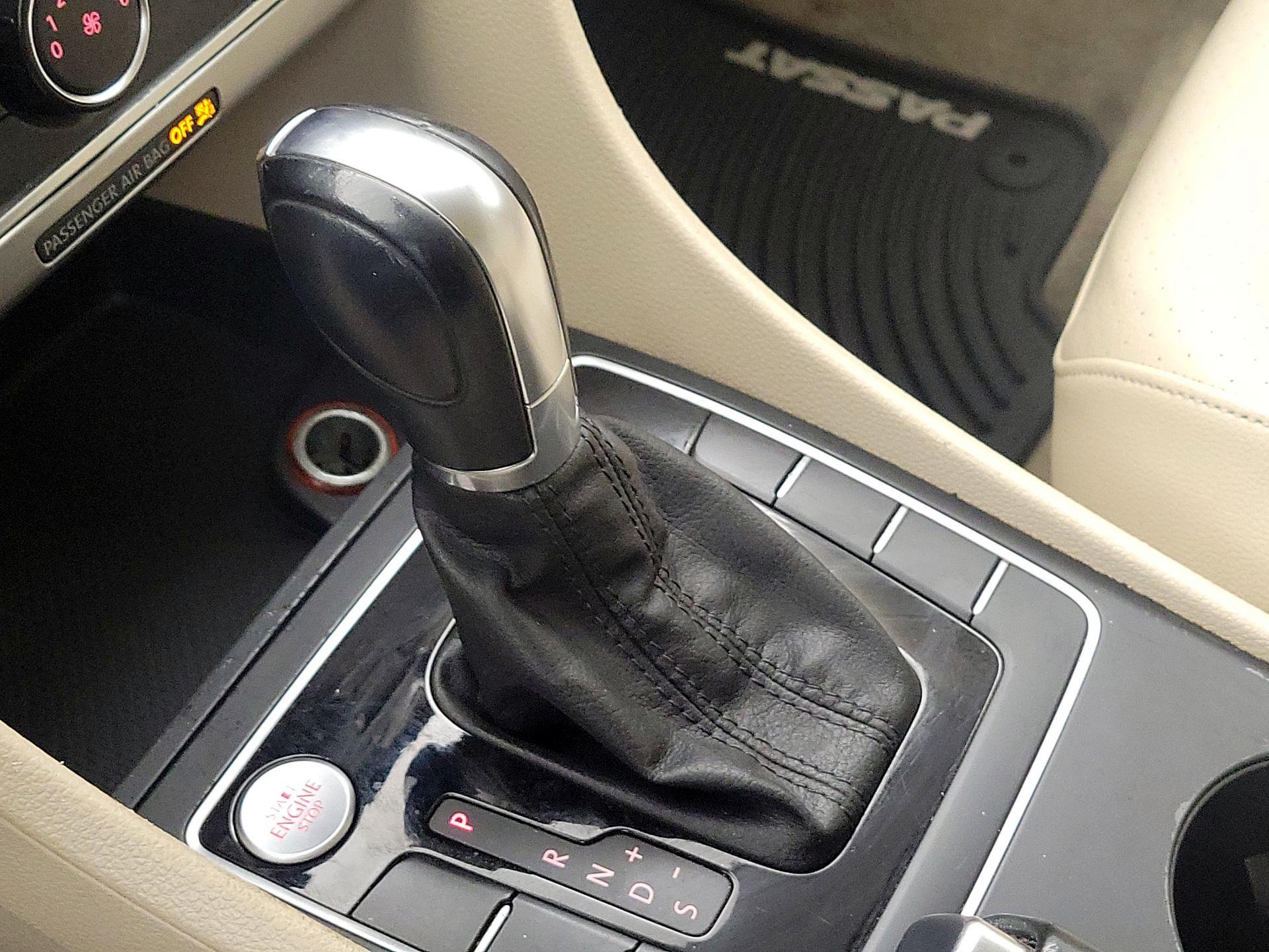 Thumbnail: 2015 Volkswagen Passat - 17