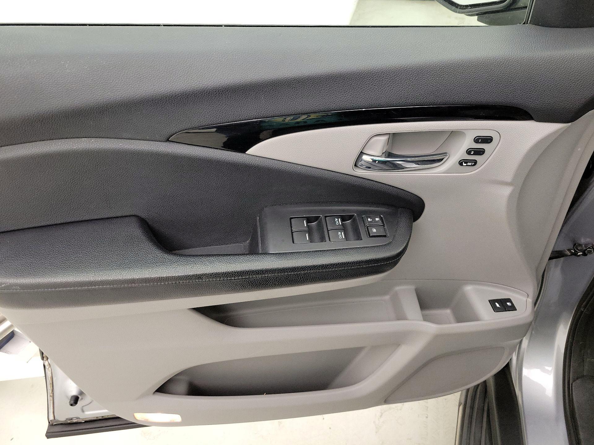 Thumbnail: 2017 Honda Pilot - 12