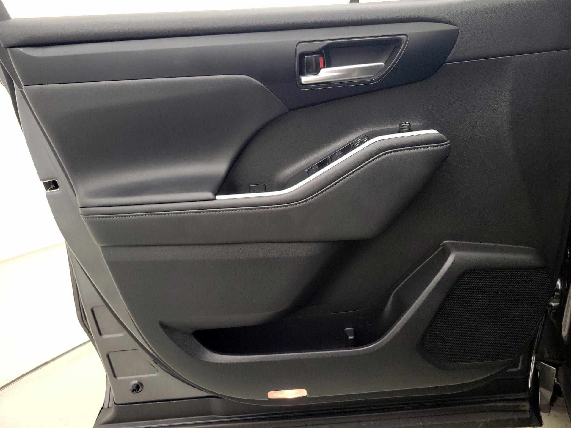 Thumbnail: 2020 Toyota Highlander - 12