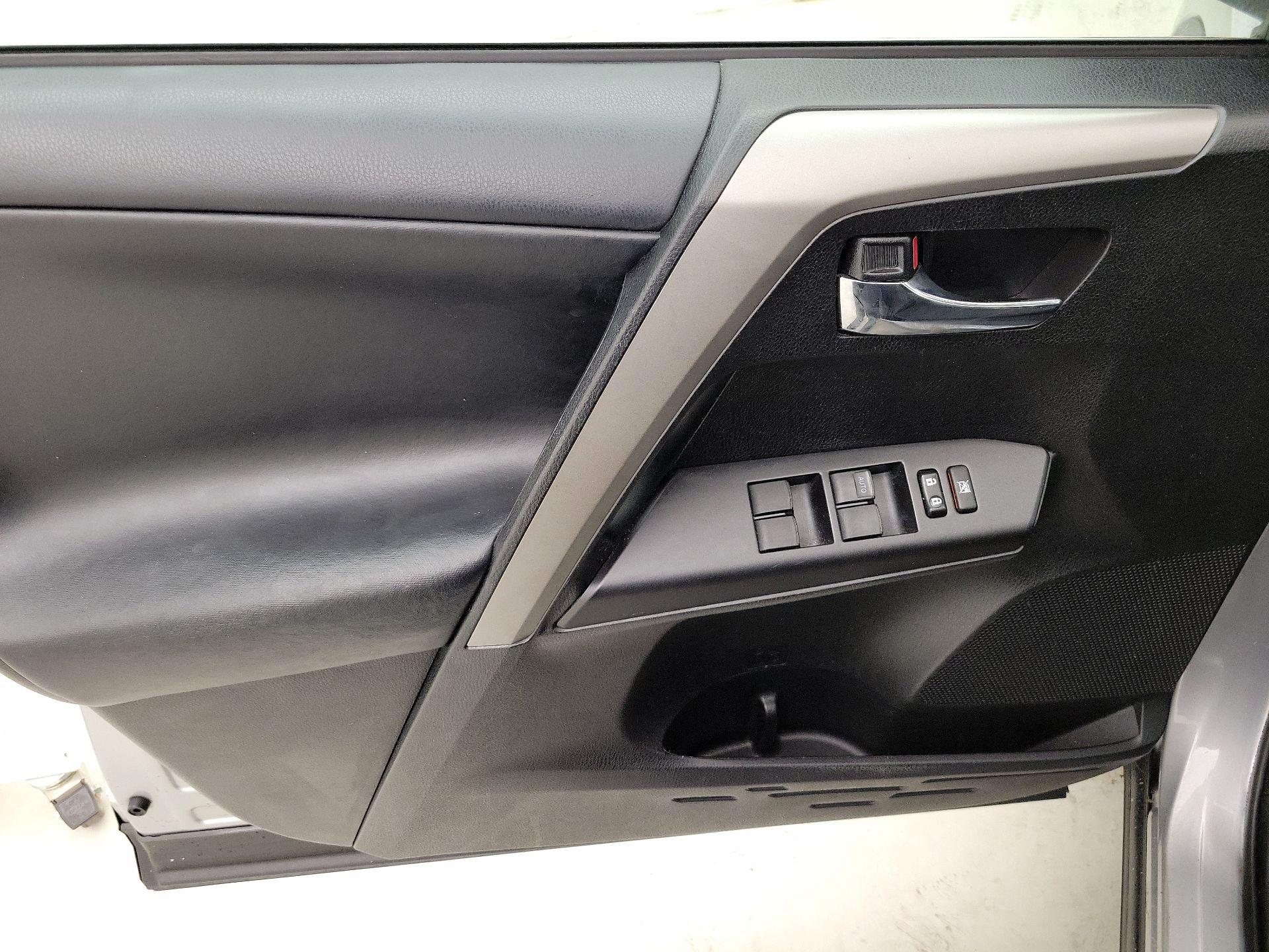 Thumbnail: 2018 Toyota RAV4 - 12