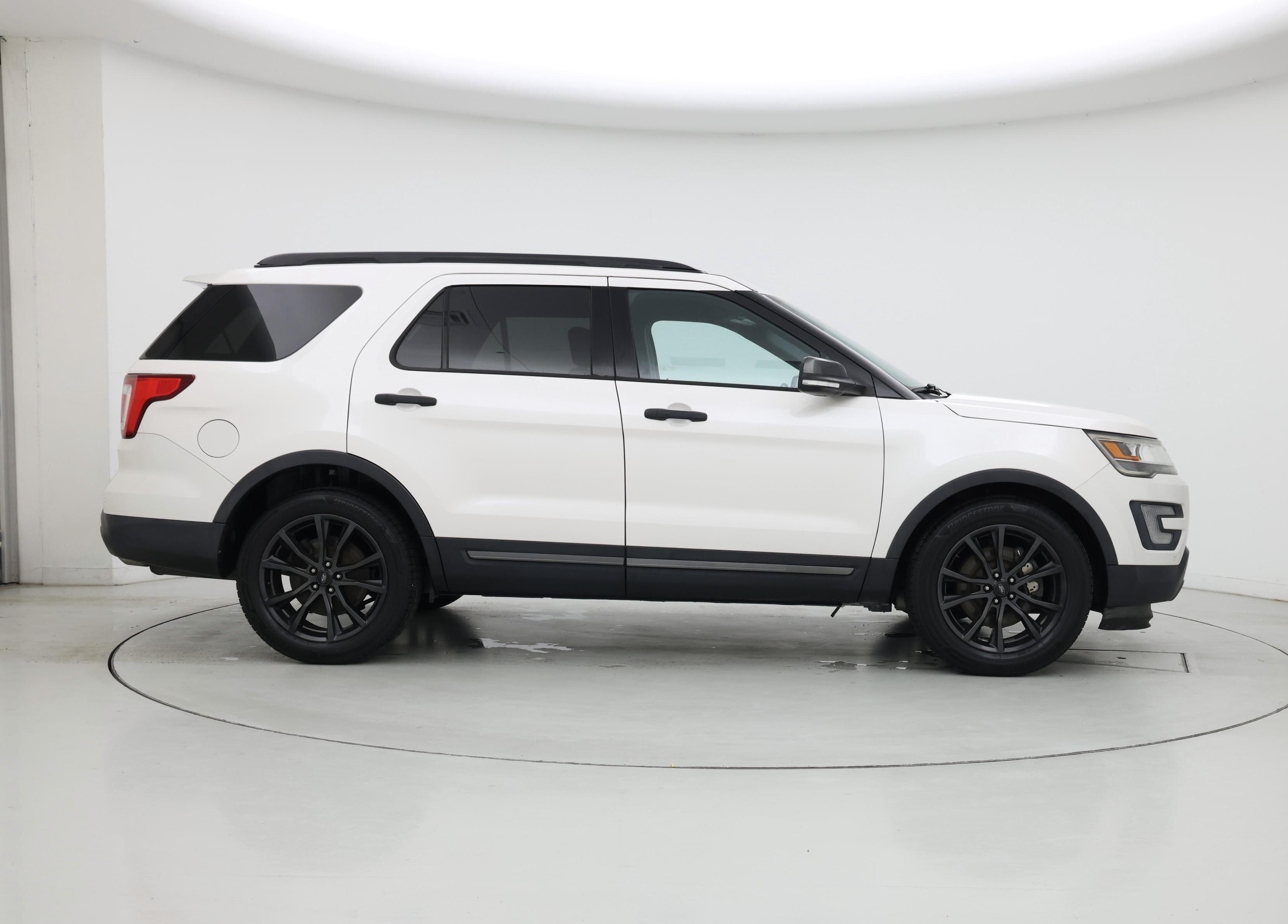 Thumbnail: 2017 Ford Explorer - 7