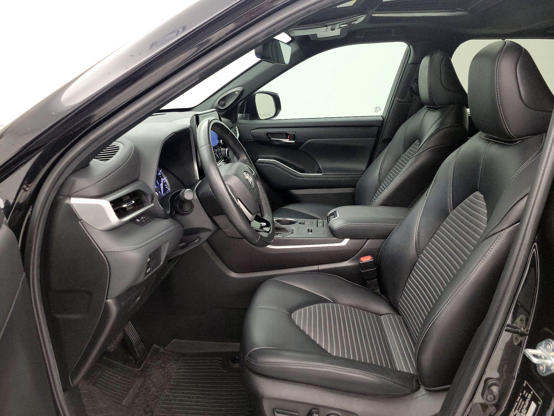 Thumbnail: 2022 Toyota Highlander - 11