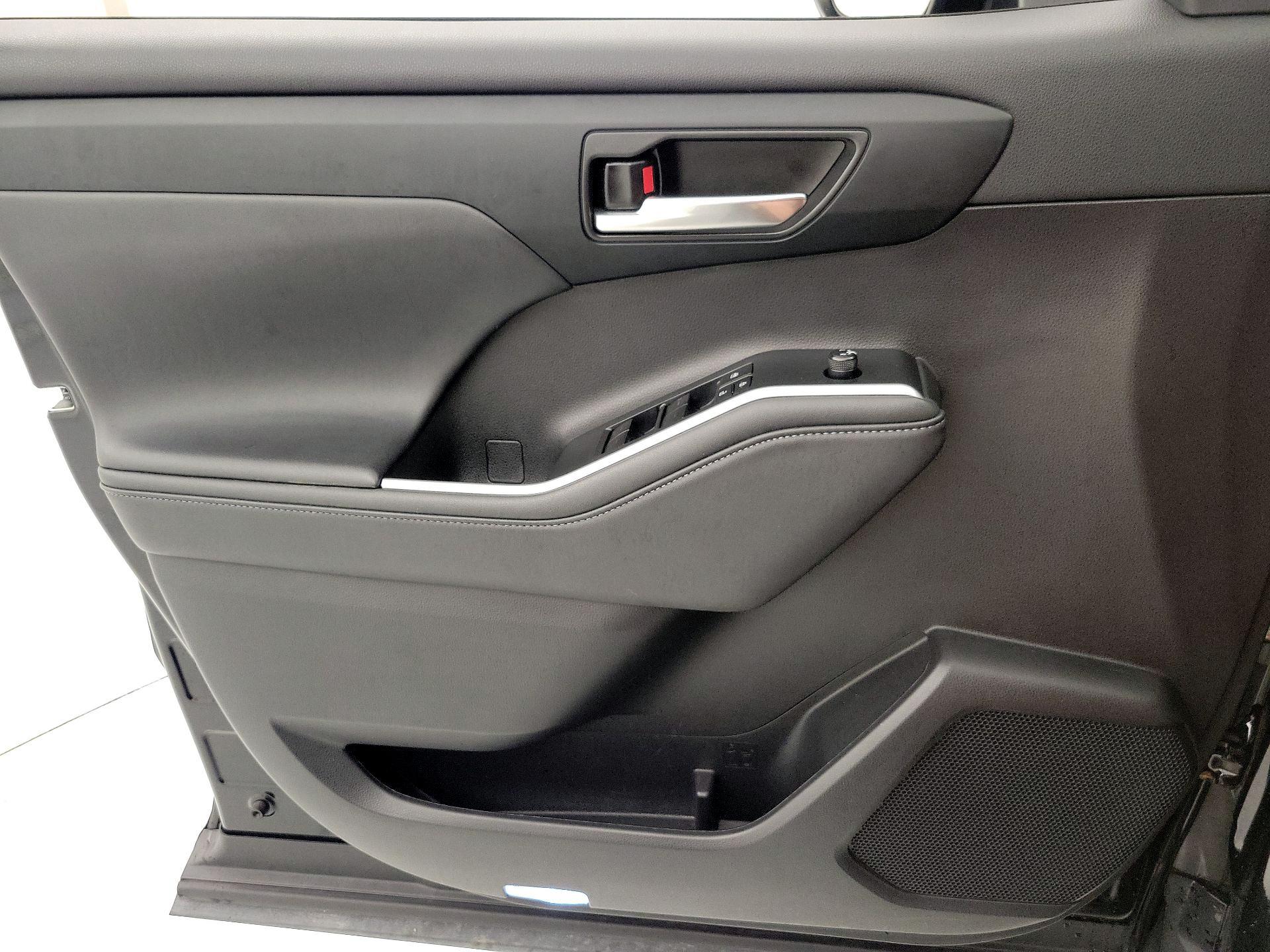 Thumbnail: 2022 Toyota Highlander - 12