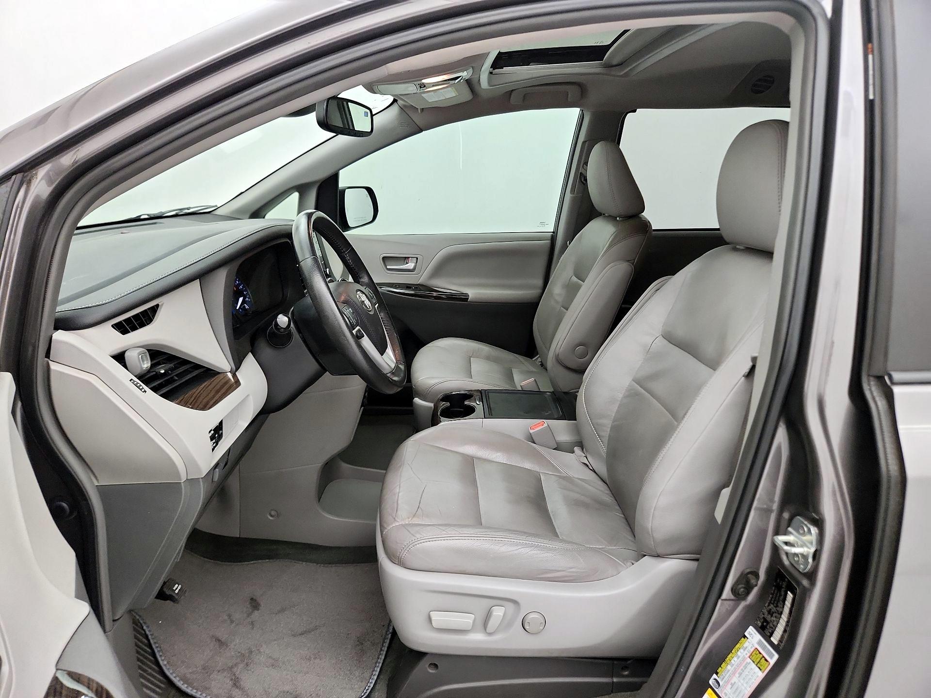 Thumbnail: 2018 Toyota Sienna - 11