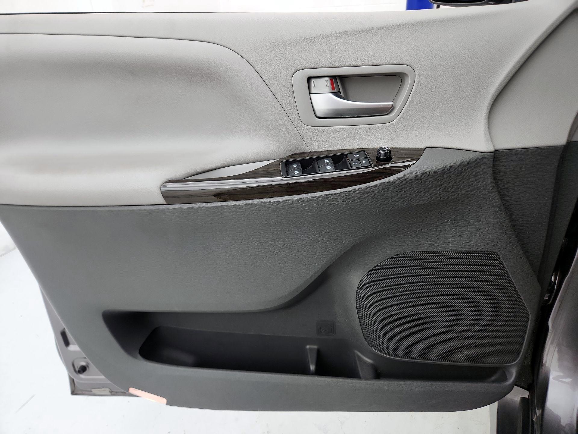 Thumbnail: 2018 Toyota Sienna - 12