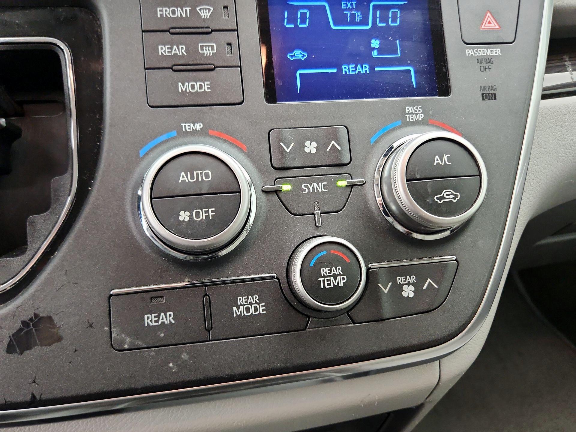 Thumbnail: 2018 Toyota Sienna - 16