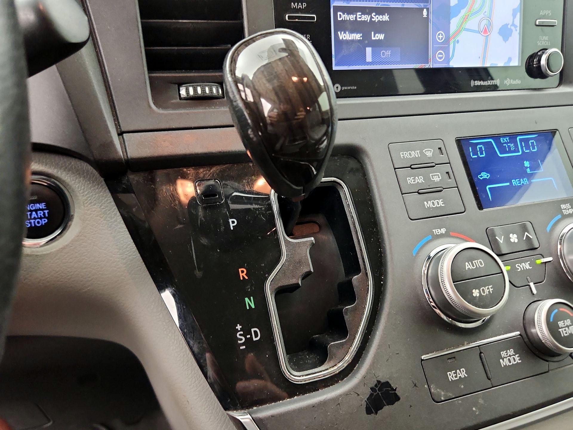 Thumbnail: 2018 Toyota Sienna - 17