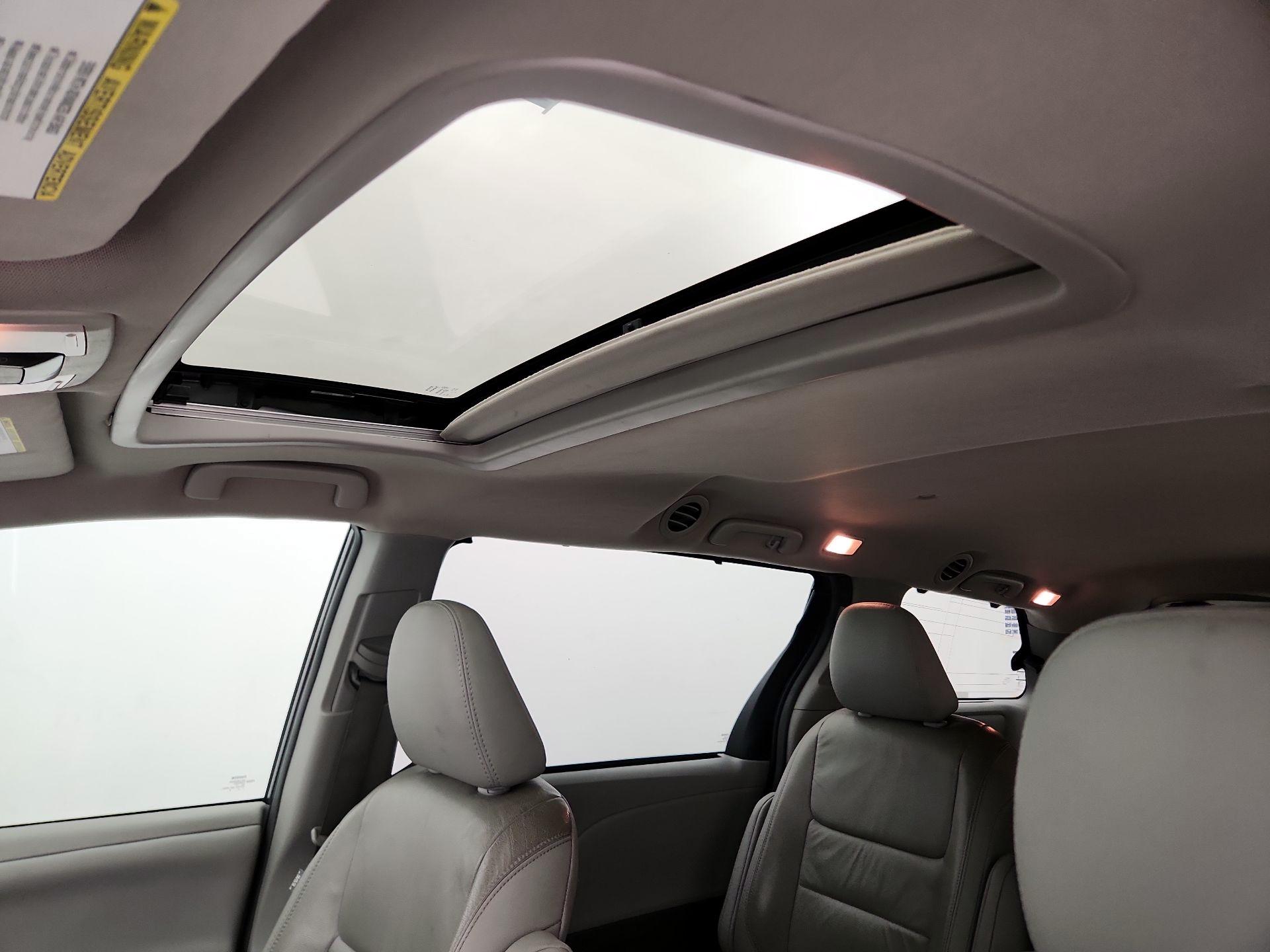 Thumbnail: 2018 Toyota Sienna - 19