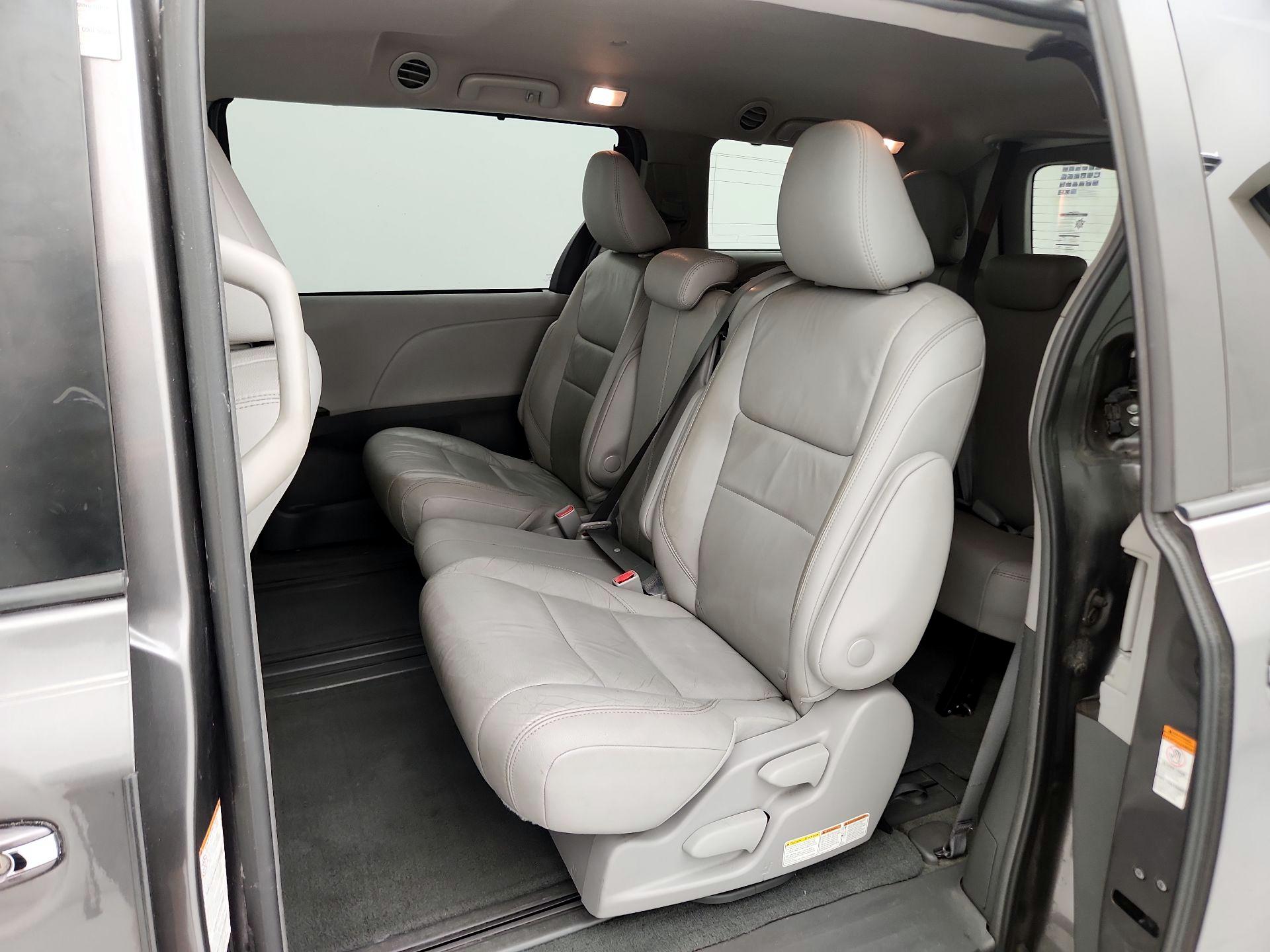 Thumbnail: 2018 Toyota Sienna - 20