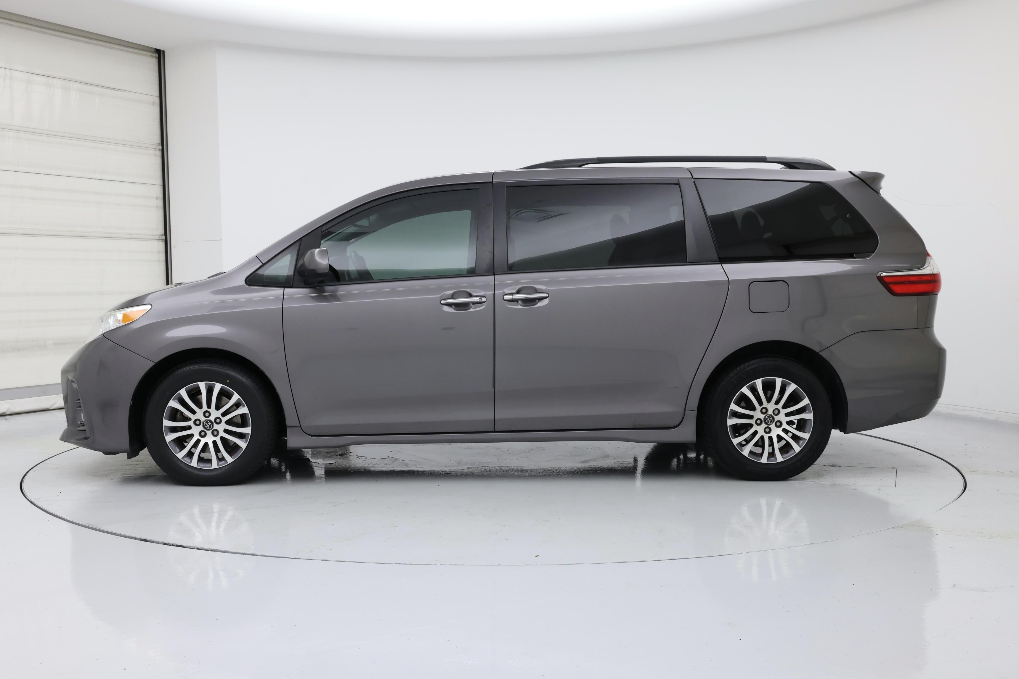 Thumbnail: 2018 Toyota Sienna - 3