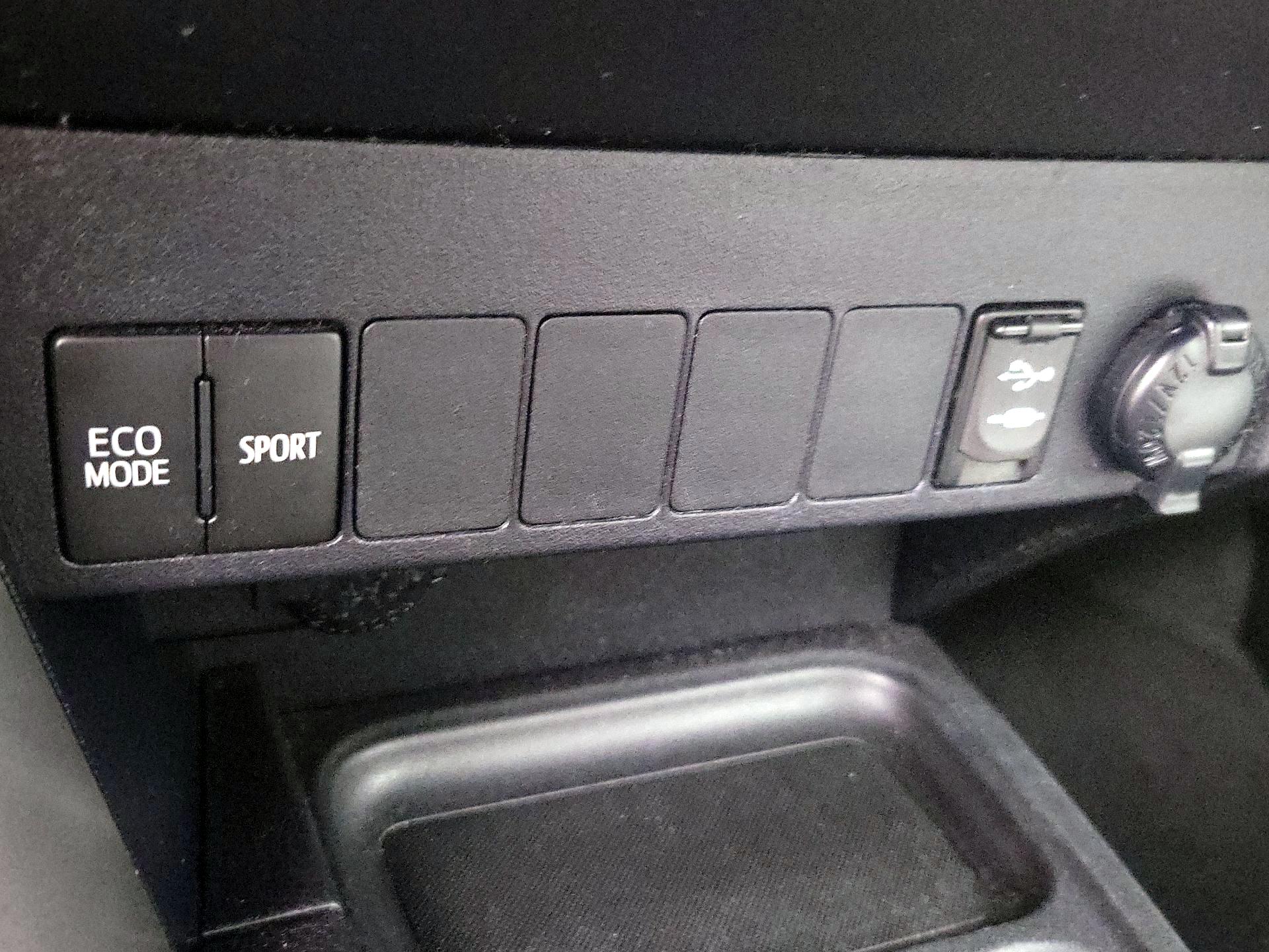 Thumbnail: 2017 Toyota RAV4 - 18