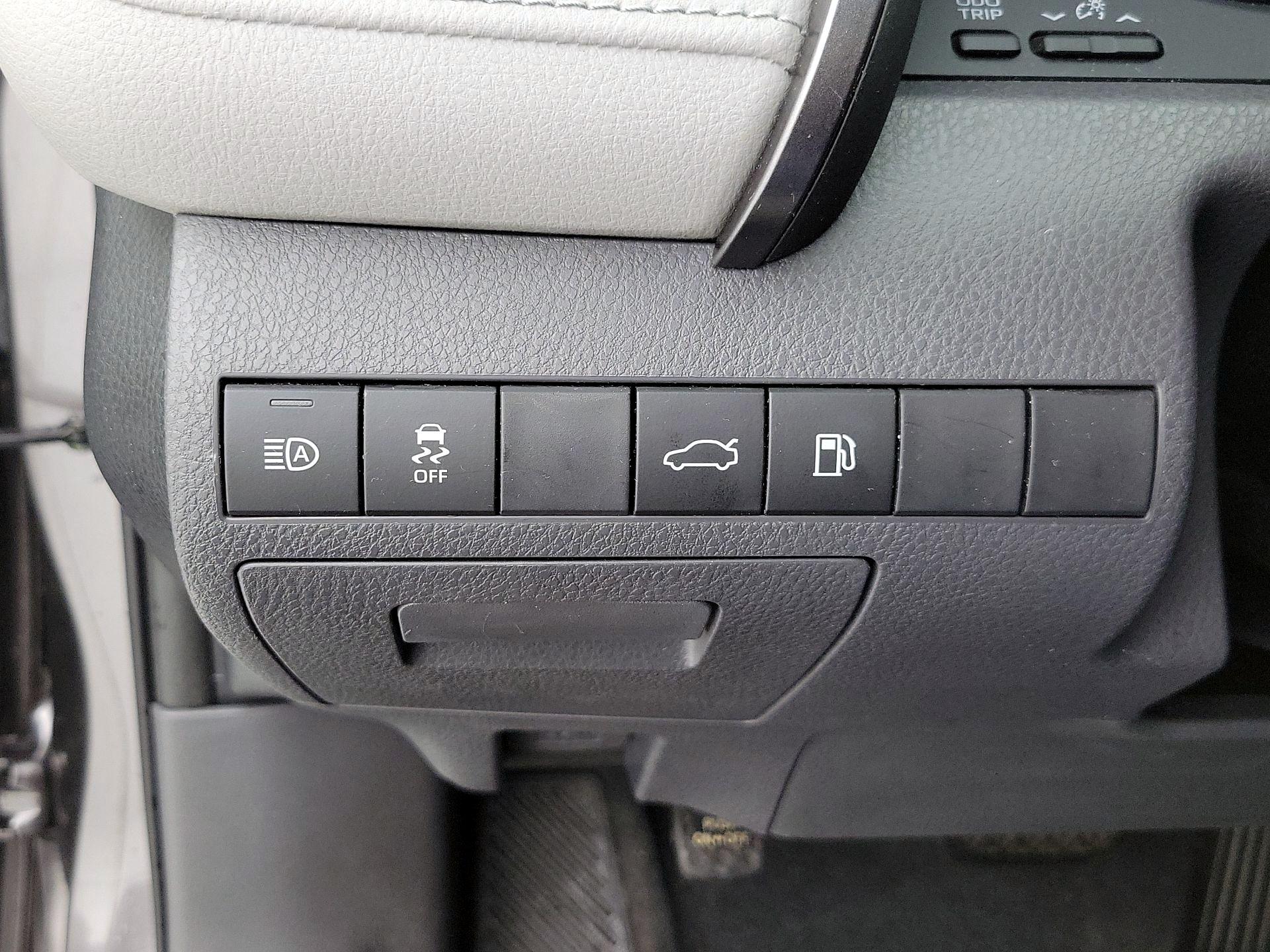 Thumbnail: 2018 Toyota Camry - 13