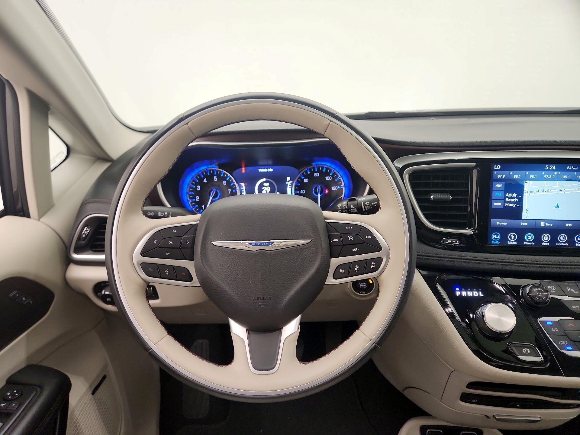 Thumbnail: 2018 Chrysler Pacifica - 10