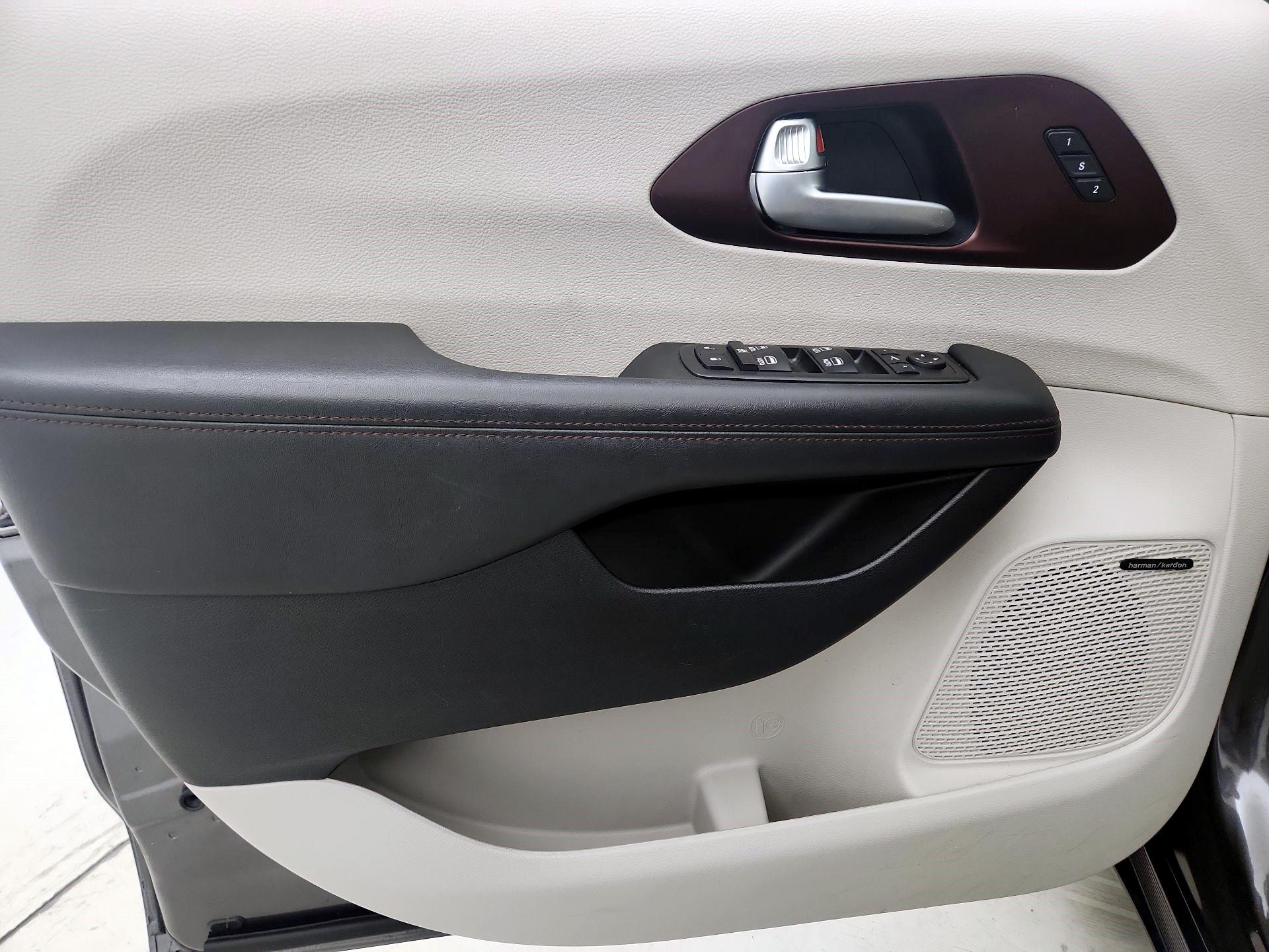 Thumbnail: 2018 Chrysler Pacifica - 12