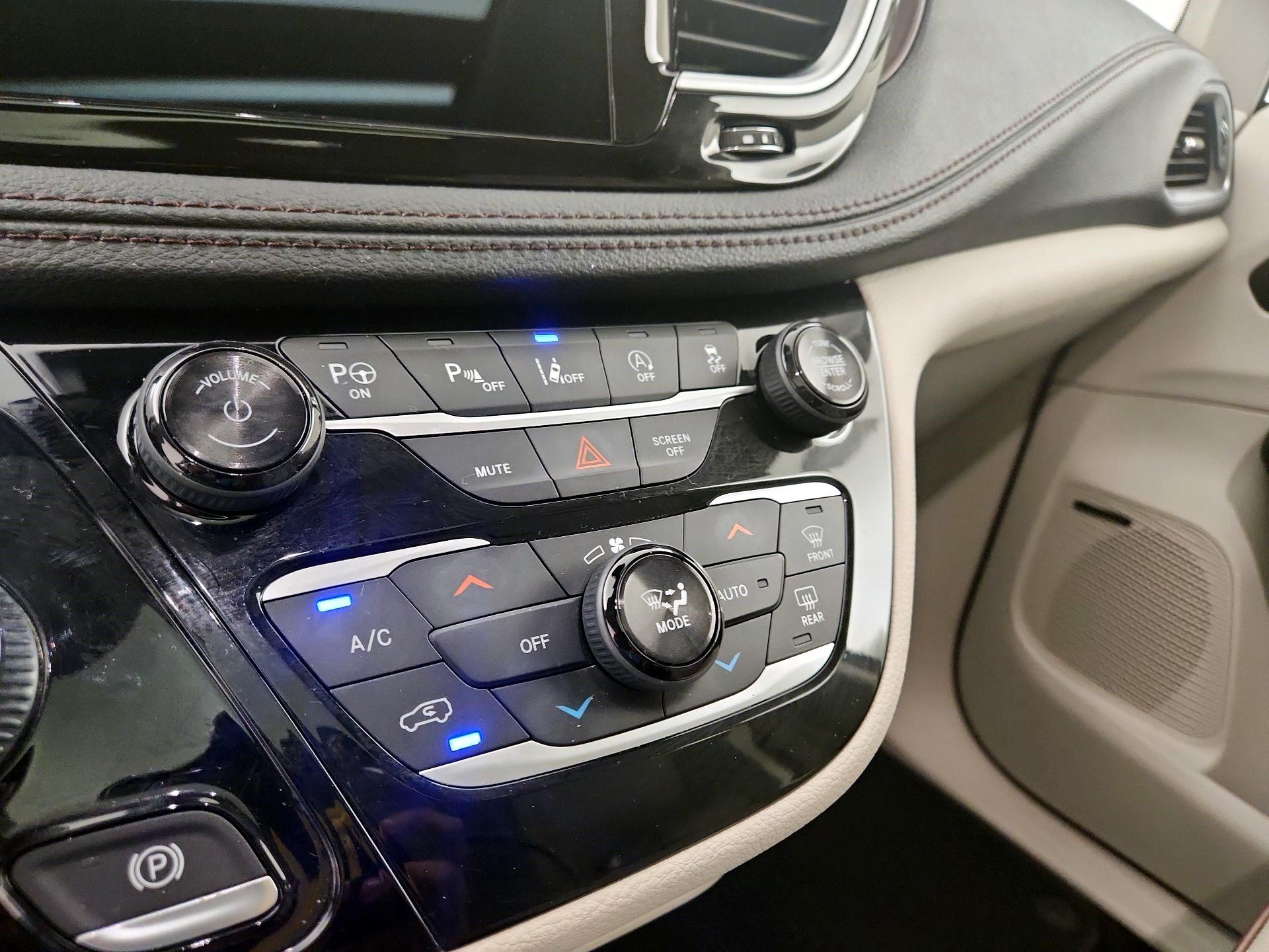 Thumbnail: 2018 Chrysler Pacifica - 17