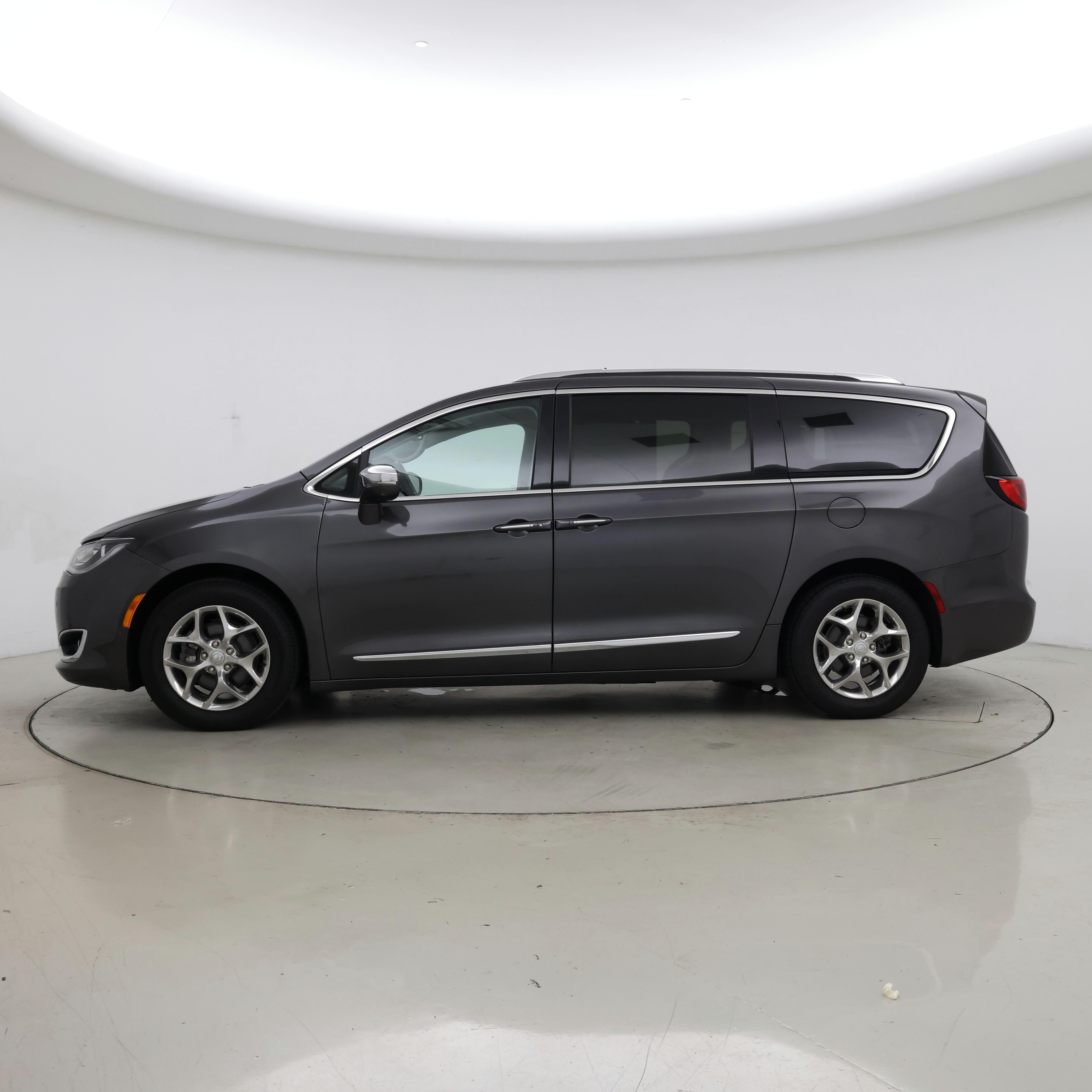 Thumbnail: 2018 Chrysler Pacifica - 3