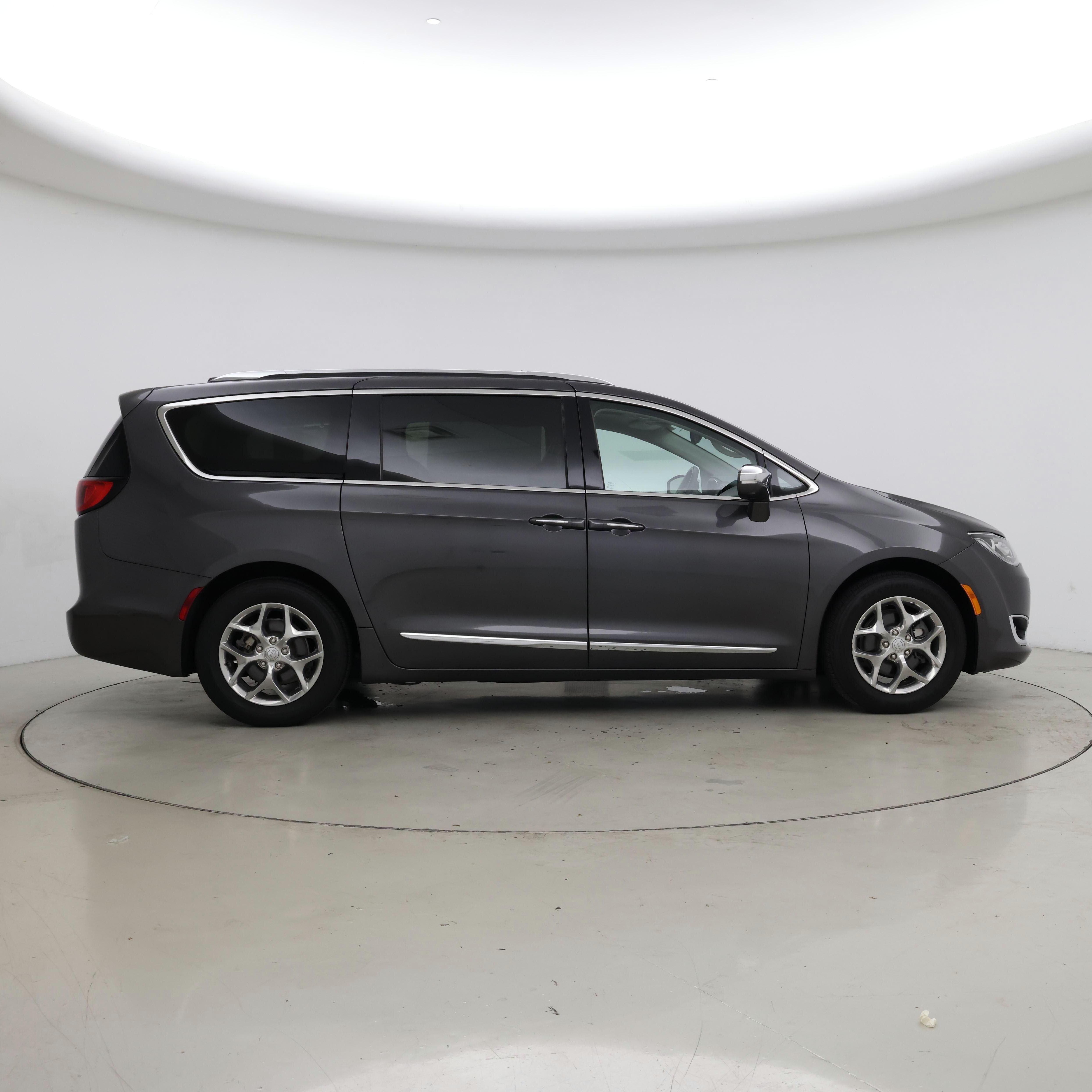 Thumbnail: 2018 Chrysler Pacifica - 7