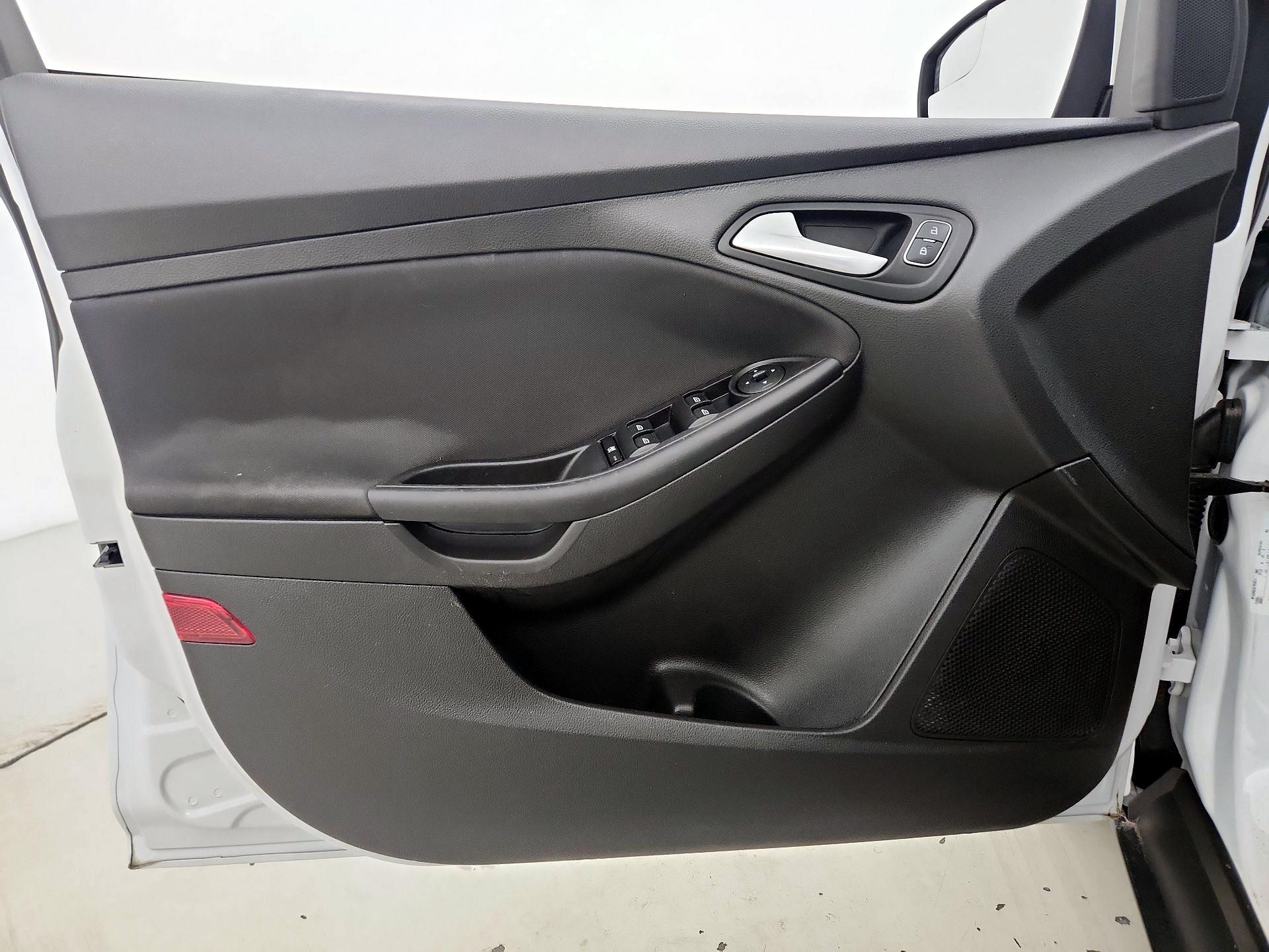 Thumbnail: 2015 Ford Focus - 12