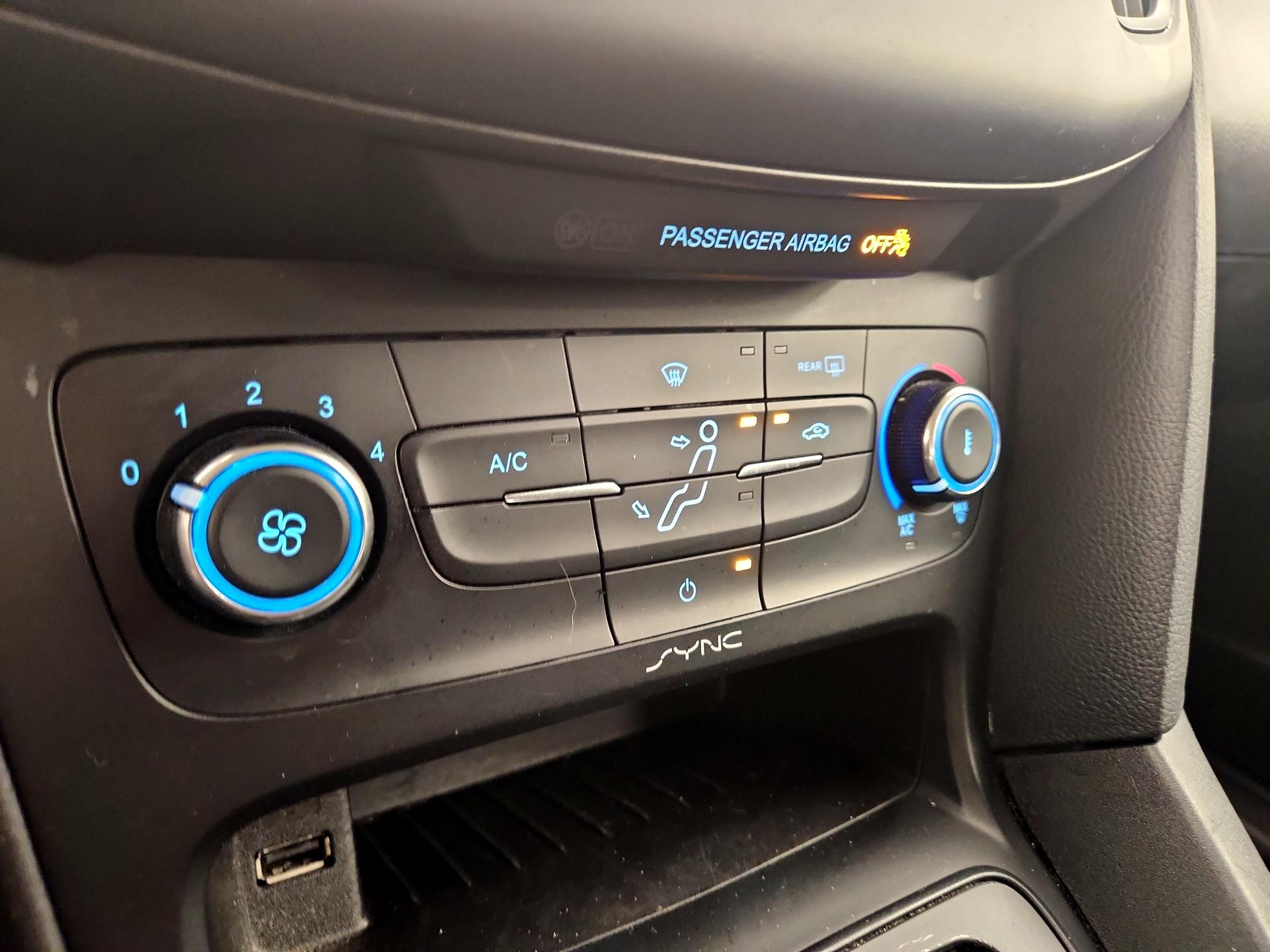 Thumbnail: 2015 Ford Focus - 16