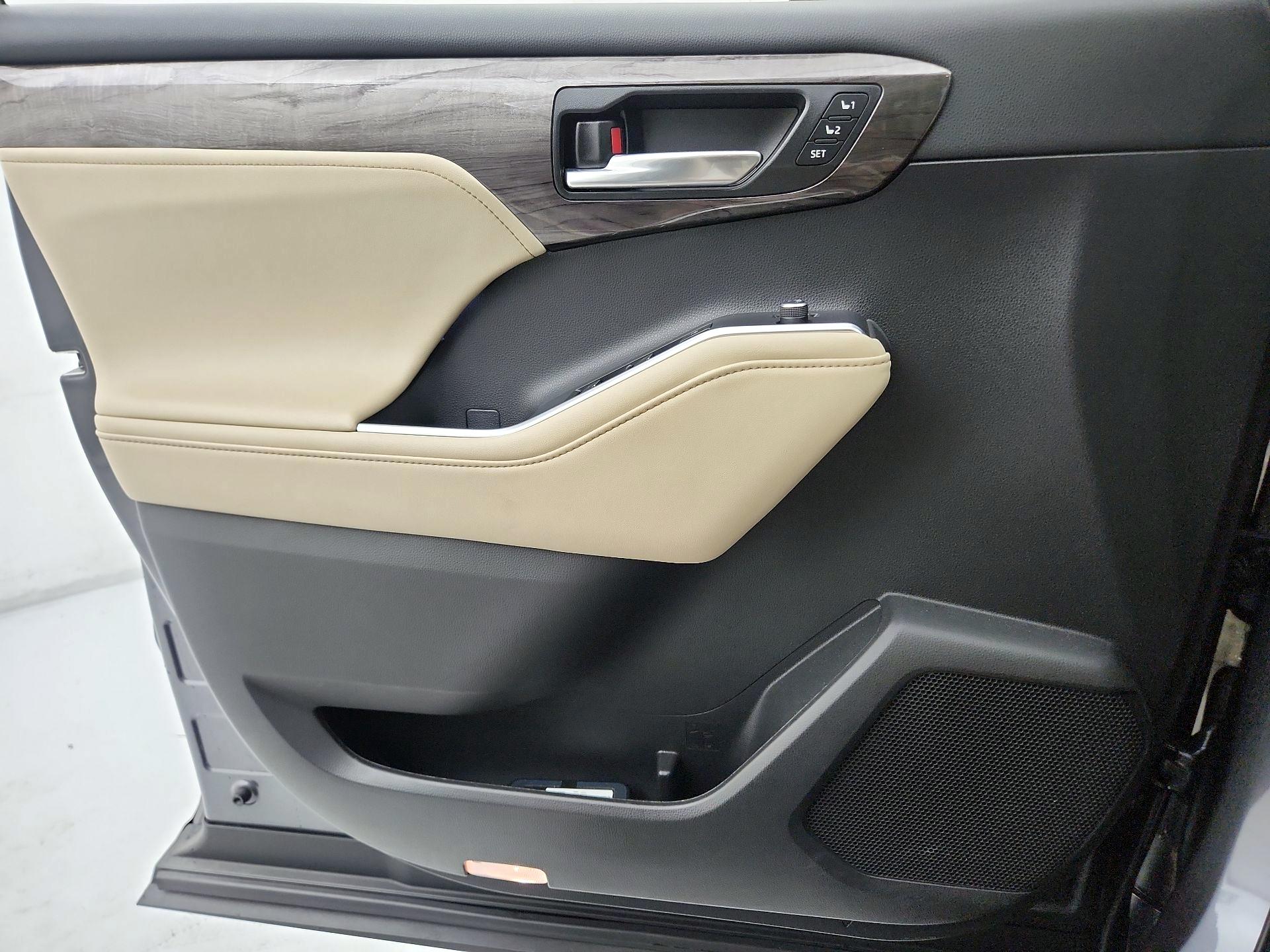 Thumbnail: 2023 Toyota Highlander - 12