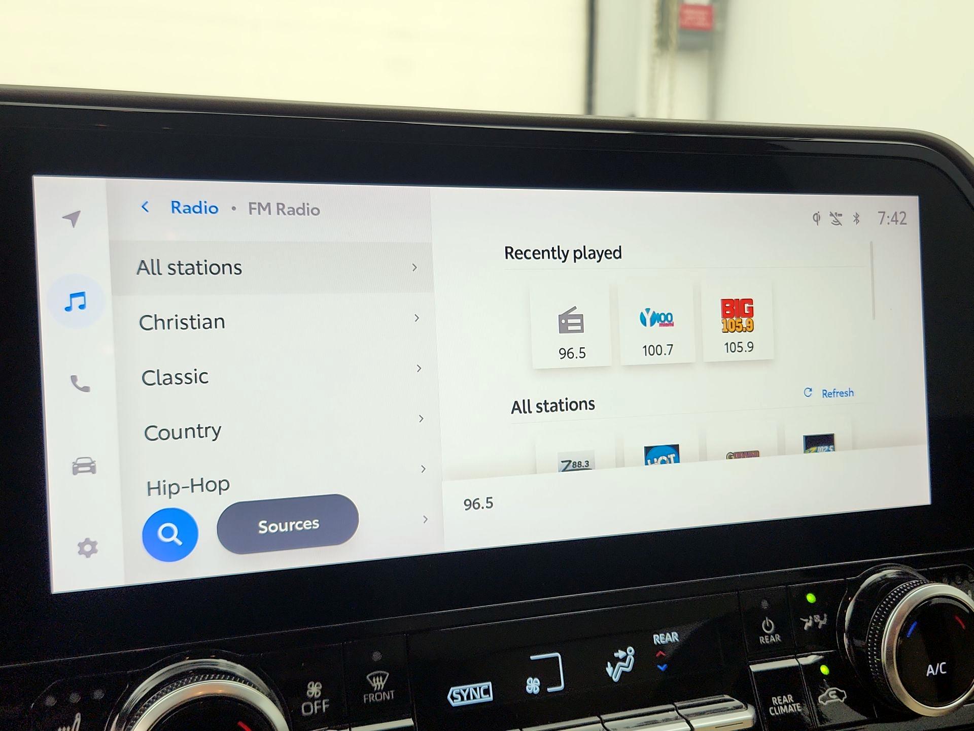Thumbnail: 2023 Toyota Highlander - 15