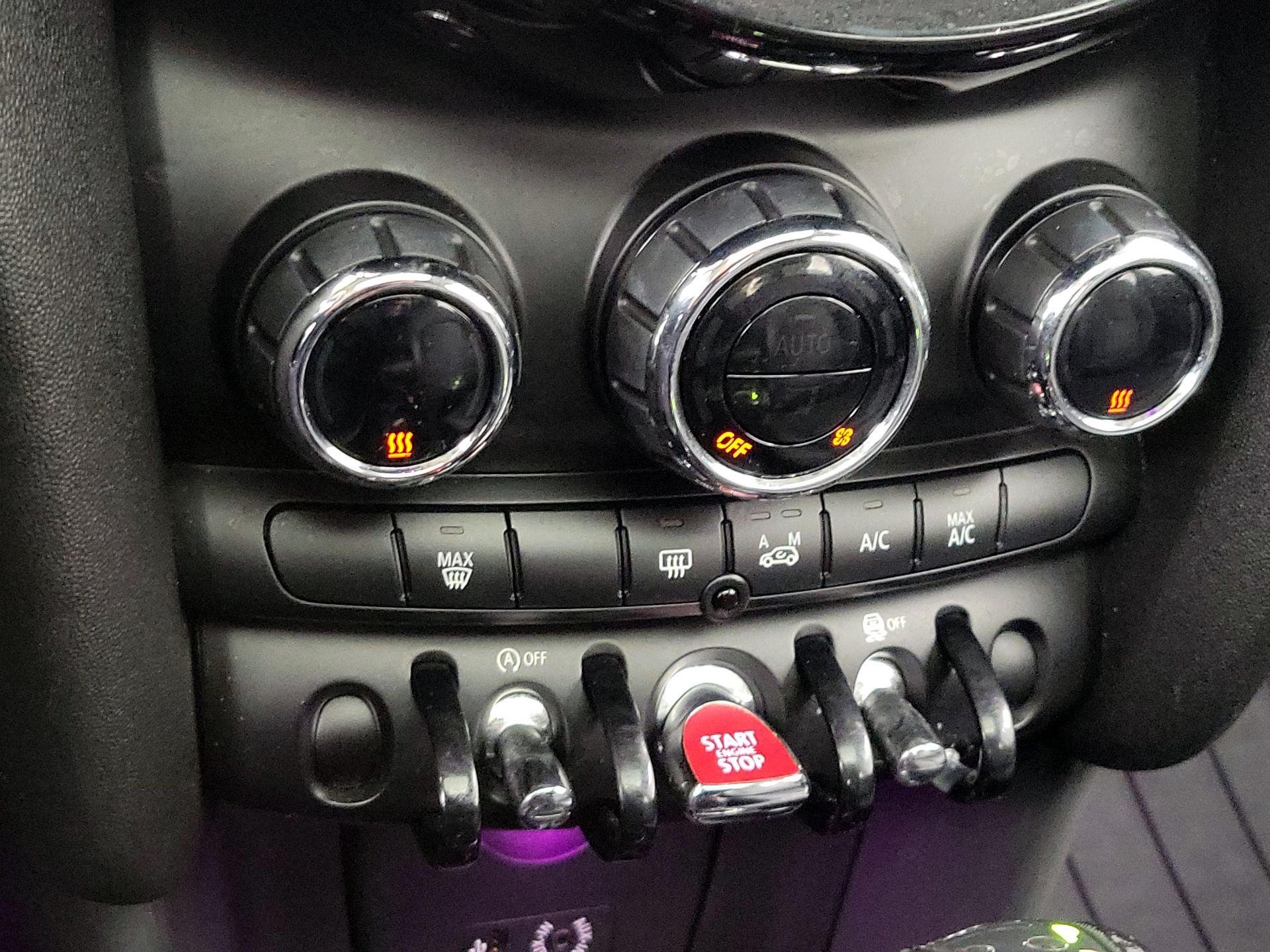 Thumbnail: 2015 MINI Cooper Hardtop - 15