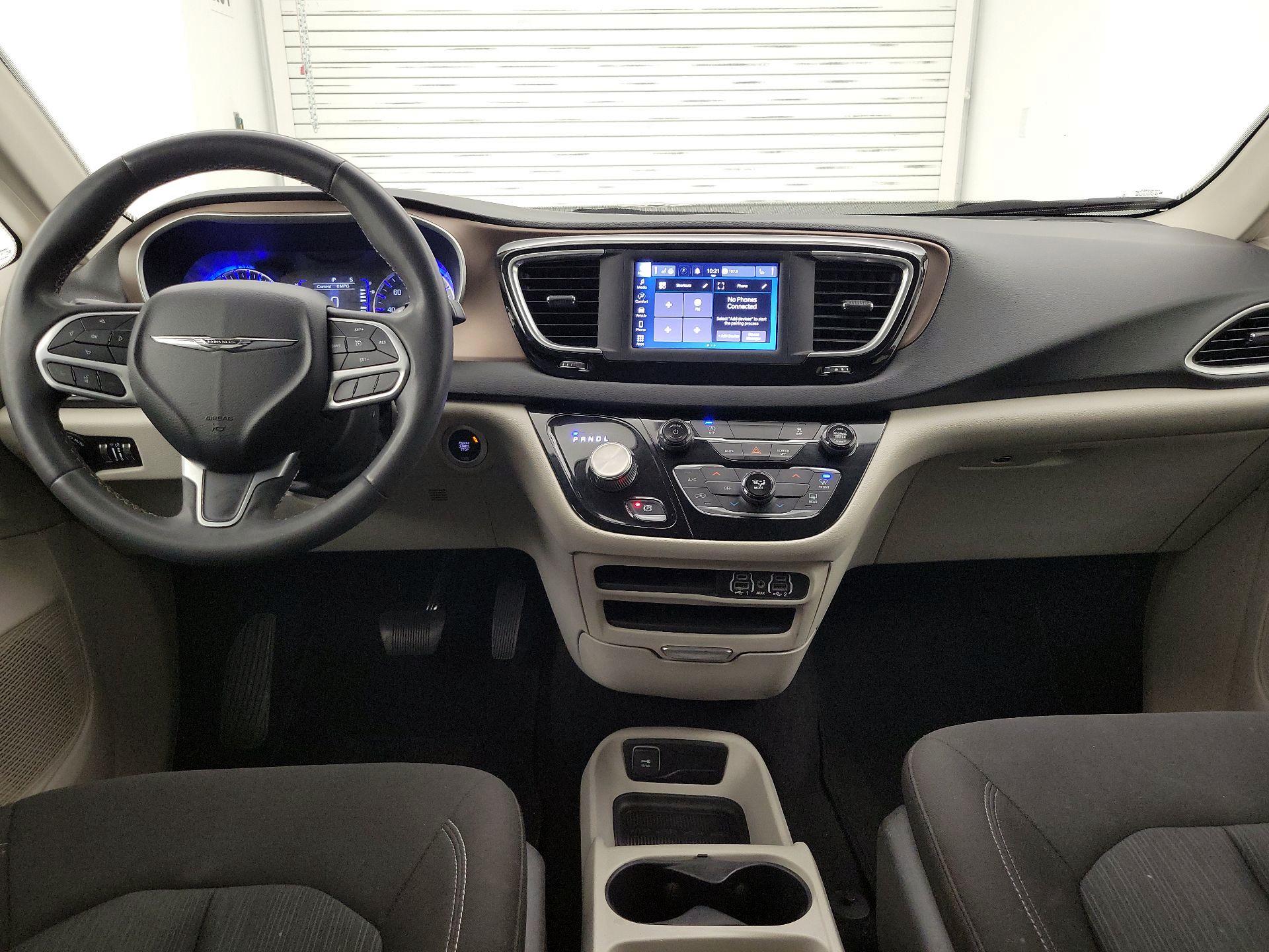 Thumbnail: 2022 Chrysler Voyager - 9